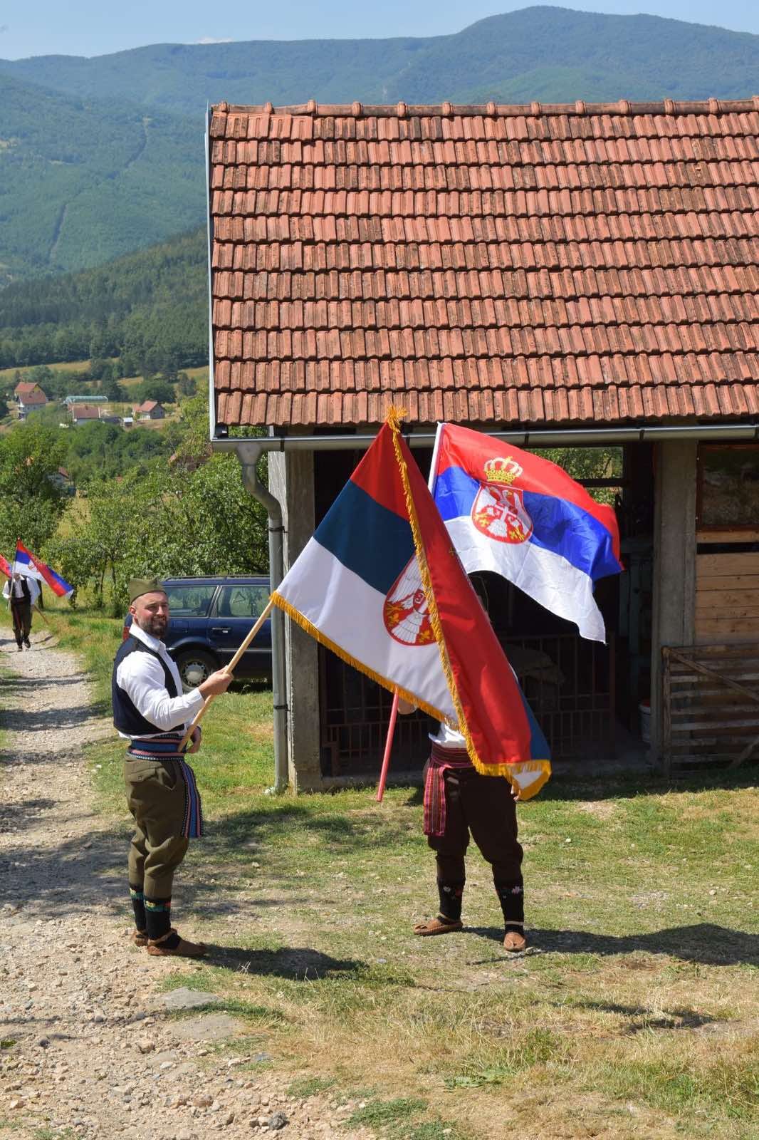 Несвакидашња свадбена поворка стигла је од Чачка до Рудог, млада у сузама радосницама дочекала сватове/ Фото: РИНА