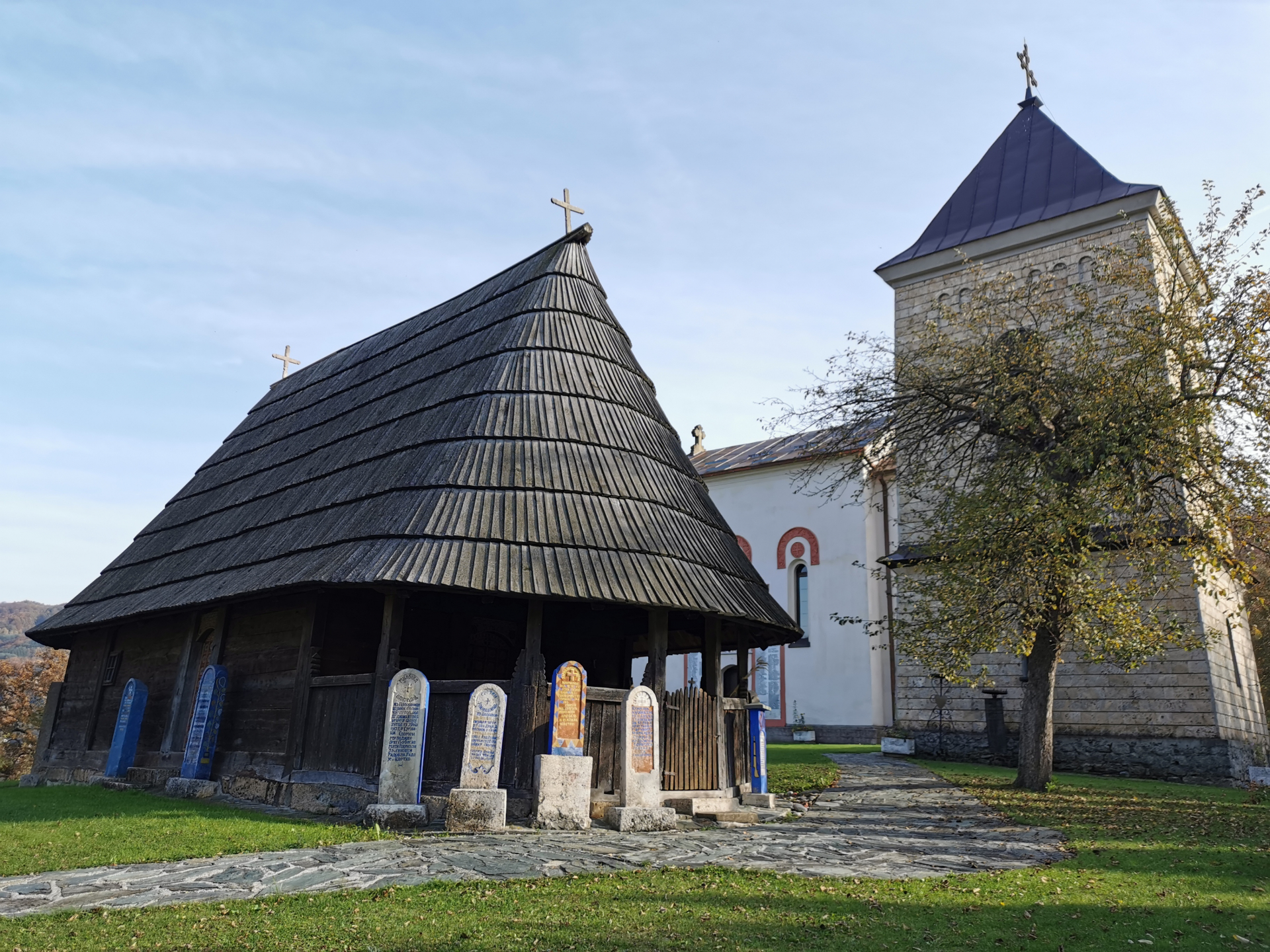 Породице су им подигле споменике, иако се никада са ратишта нису вратили кућама: Испред цркве Светог Ђорђа код Косјерића преко стотину година стоје украшени крајпуташи, камени чувари крваве српске историје (ФОТО)