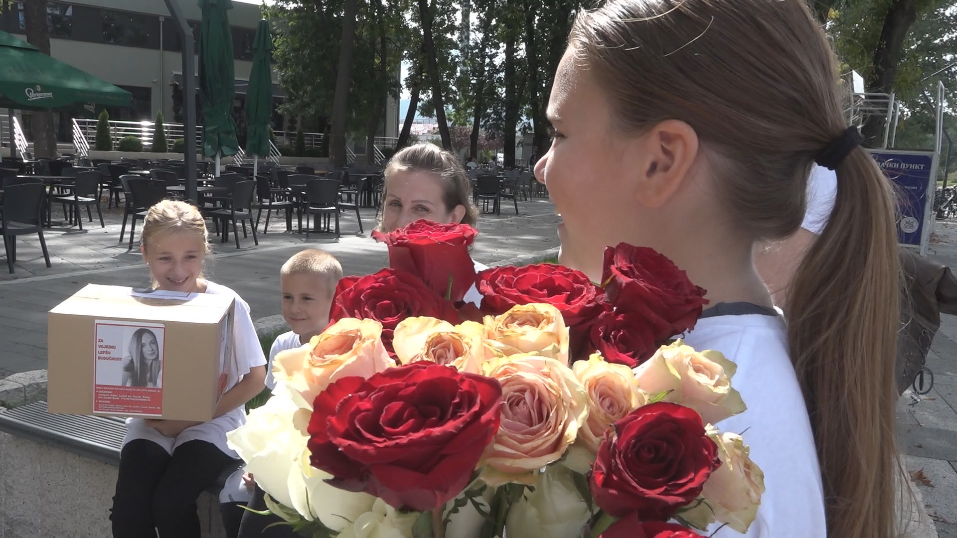 Две девојчице из Чачка читав свој летњи распуст провеле продавајући руже како би помогле болесној Војци/Фото: РИНА