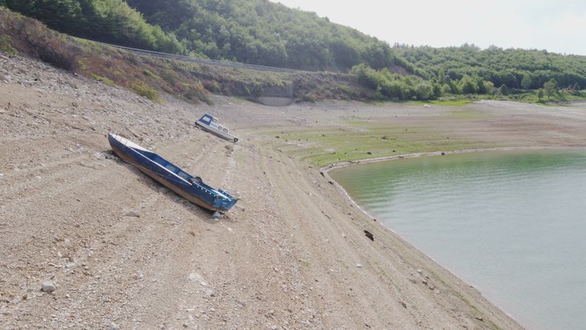 Драматични призори на Потпећком језеру код Прибоја: Никад мањи водостај а на површину испливале гуме са дна, ради се хитан ремонт на хидроелектрани