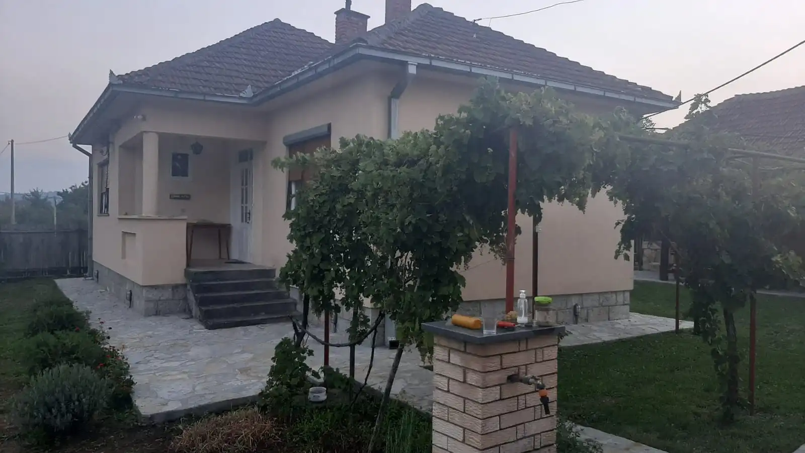 У глави нам је стално одзвањало "не дајте да се кућа закључа": Две сестре сређивале део по део и полако улагале, у селу српске Тоскане садa се баве туризмом а домаћинство се зове по омиљеној узречици њиховог деде (ФОТО)