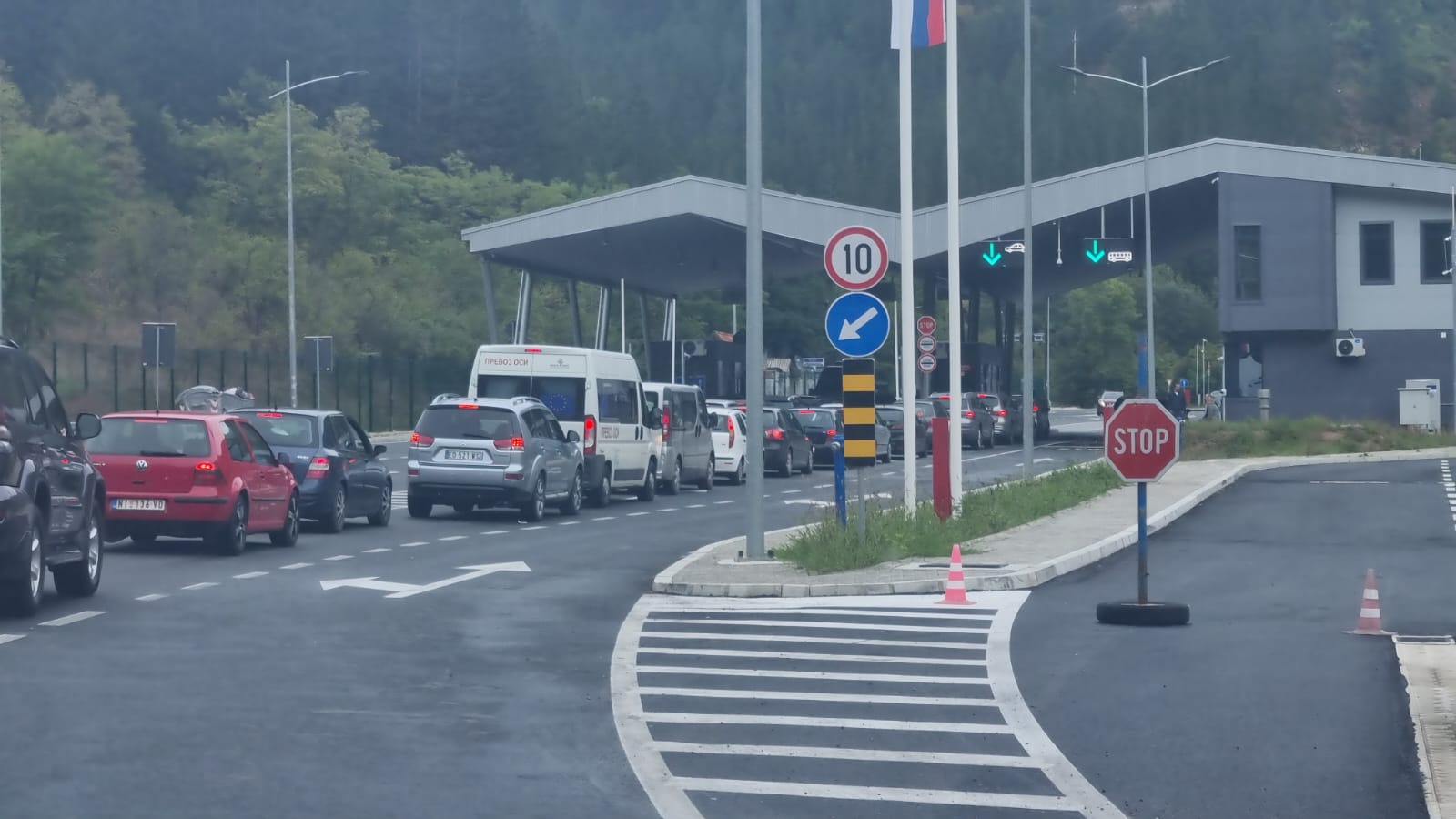 Нисмо се овоме надали на крају септембра: Дугачка колона возила формирана на граничном прелазу Котроман, возачи дуже од пола сата чекају да уђу у Србију (ФОТО)