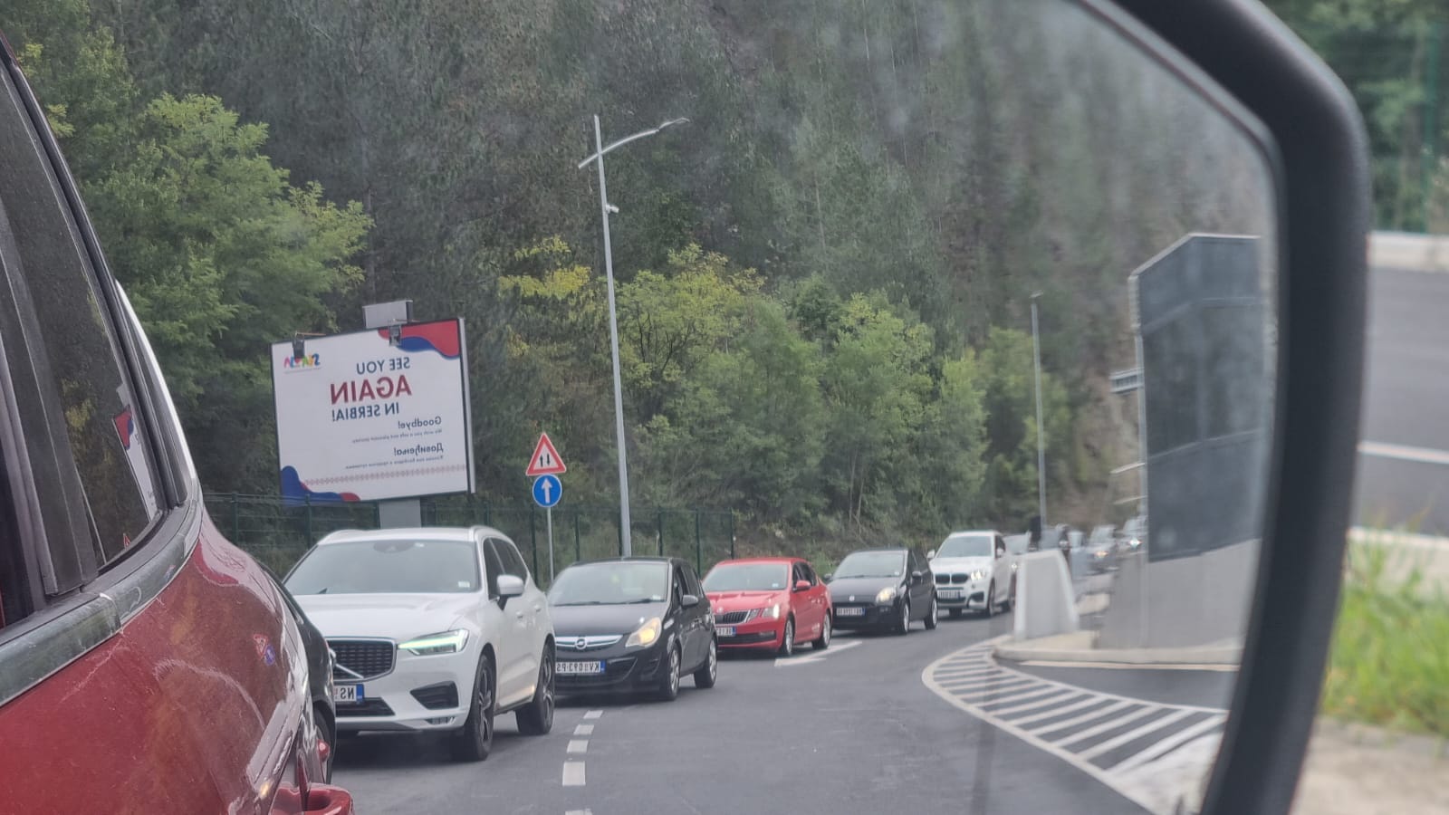 Дугачка колона возила формирана на граничном прелазу Котроман, фото: РИНА