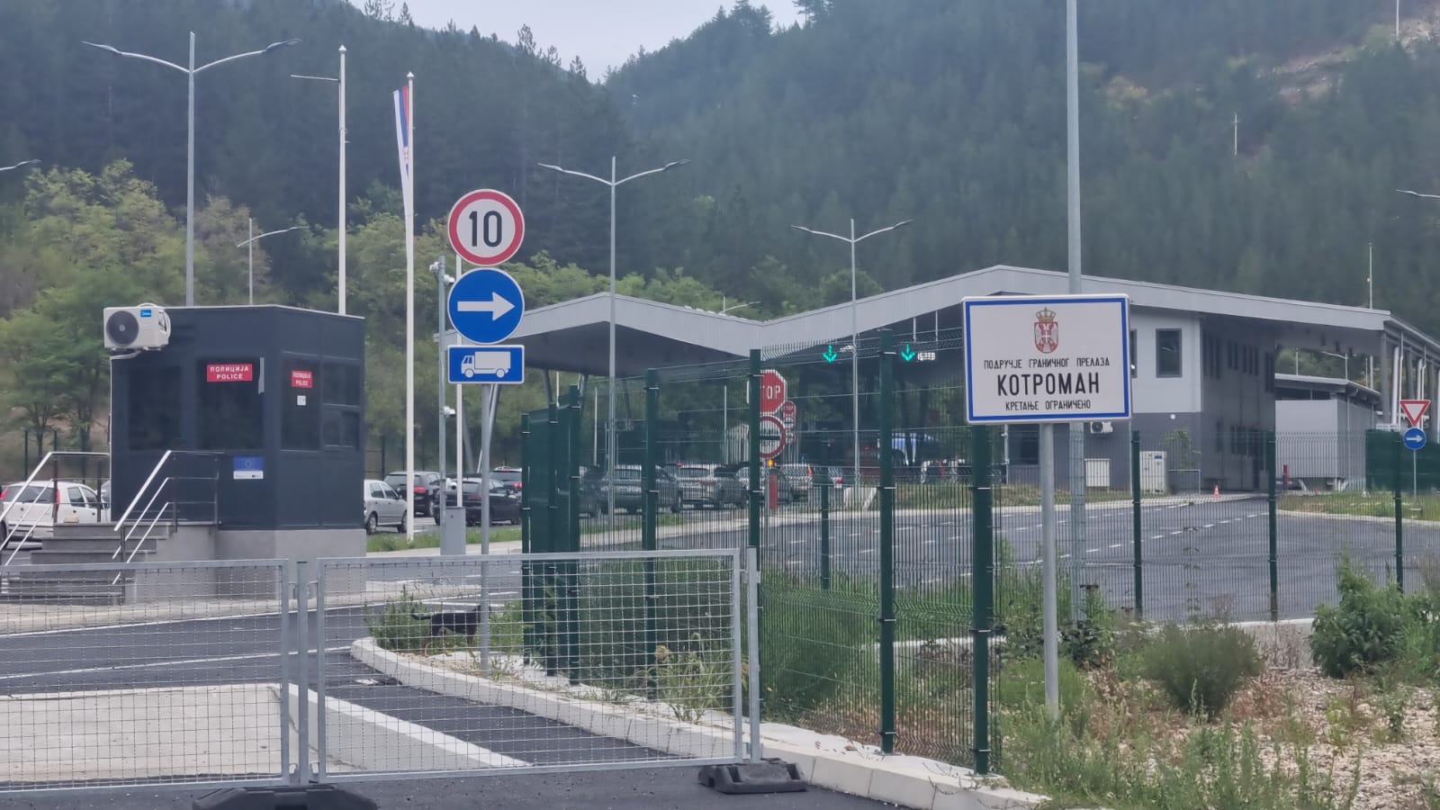 Дугачка колона возила формирана на граничном прелазу Котроман, фото: РИНА