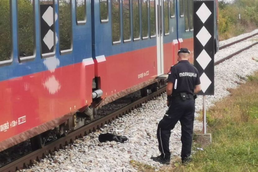 Диверзија на прузи Београд - Бар: Непозната лица на два места поставила дрвене прагове како би блокирали пролаз воза, на сву срећу машиновођа препреку приметио на време