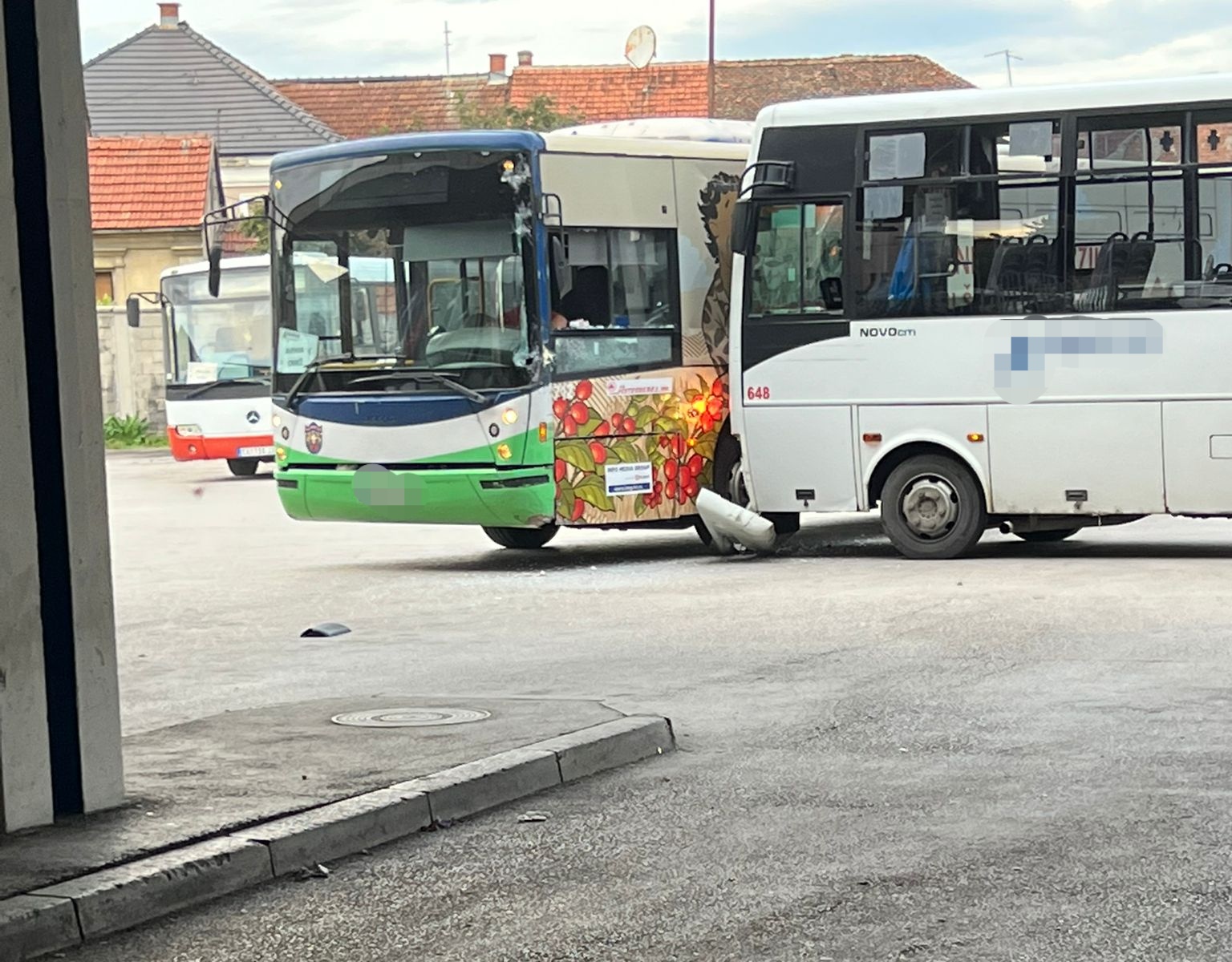 Зачули смо јак ударац и потом угледали два аутобуса закуцана један у други: Невероватна саобраћајна незгода на паркингу Аутобуске станице у Чачку, догодила се наочиглед путника (ФОТО)