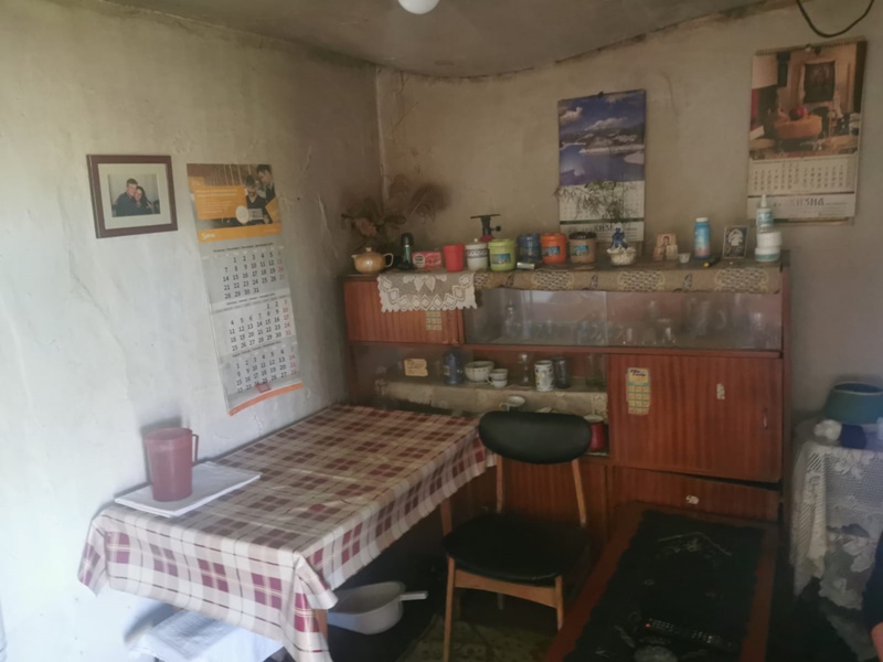 Кад дуне јачи ветар сваки пут помислимо готово је, све ће  да се сруши и затрпа мене и болесну мајку: Туга и невоља стисле Дејана са свих страна, живе у собици од 10 квадрата која прокишњава (ФОТО)