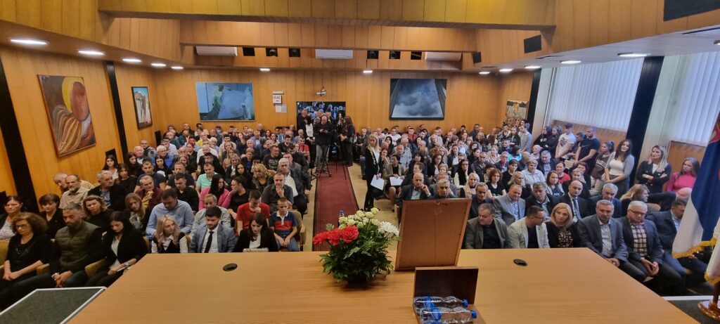 Пријепољци се опростили од вољеног директора Економско трговачке школе: Вест о смрти Ерка Дурана болно је одјекнула у граду у коме је рођен (ФОТО)