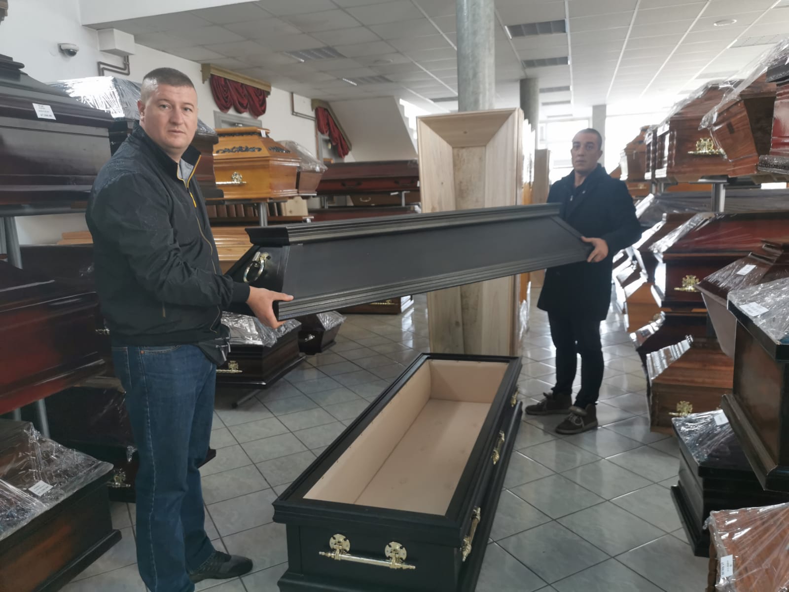 На онај свет одлазе као фараони, најскупљи сандук у Србији кошта преко 3.000 евра: Купују их имућније породице и унуци којима су бабе и деде оставили велико наследство, необични саркофаг под земљом траје дуже од 100 година/ фото: РИНА