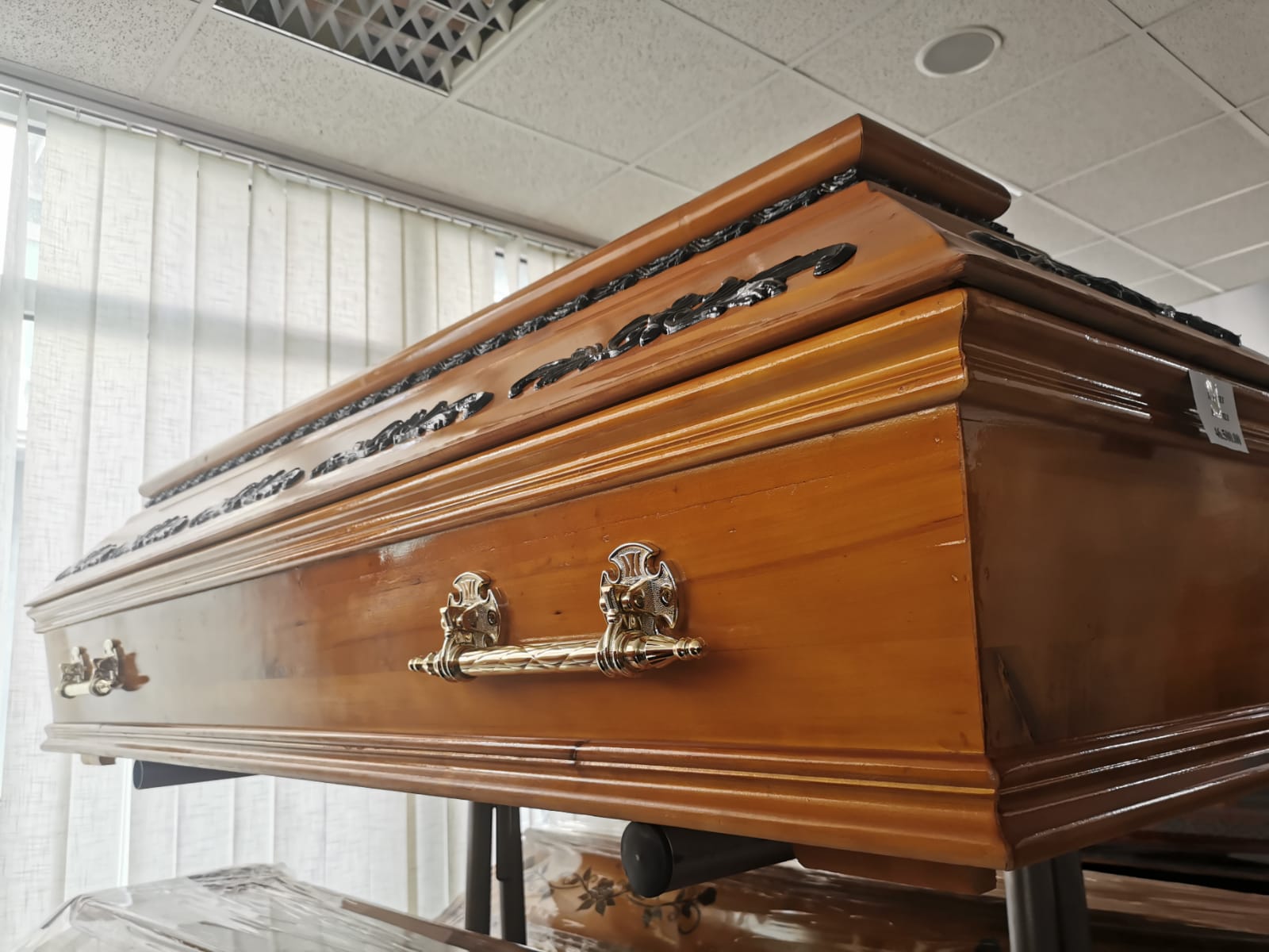На онај свет одлазе као фараони, најскупљи сандук у Србији кошта преко 3.000 евра: Купују их имућније породице и унуци којима су бабе и деде оставили велико наследство, необични саркофаг под земљом траје дуже од 100 година (ФОТО)
