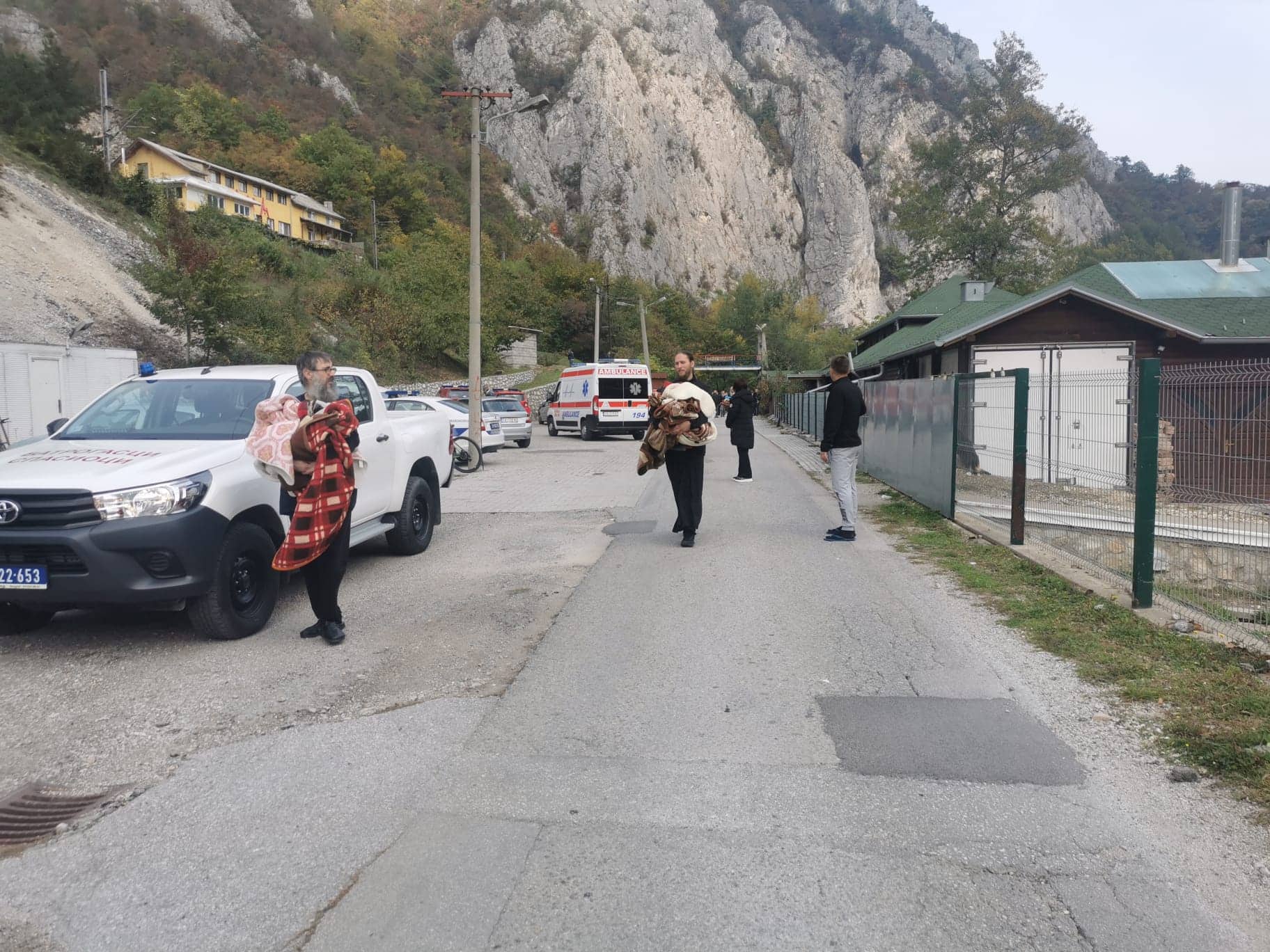 Путници упали са висећег моста у воду и извлаче их ватрогасци спасиоци, фото: РИНА