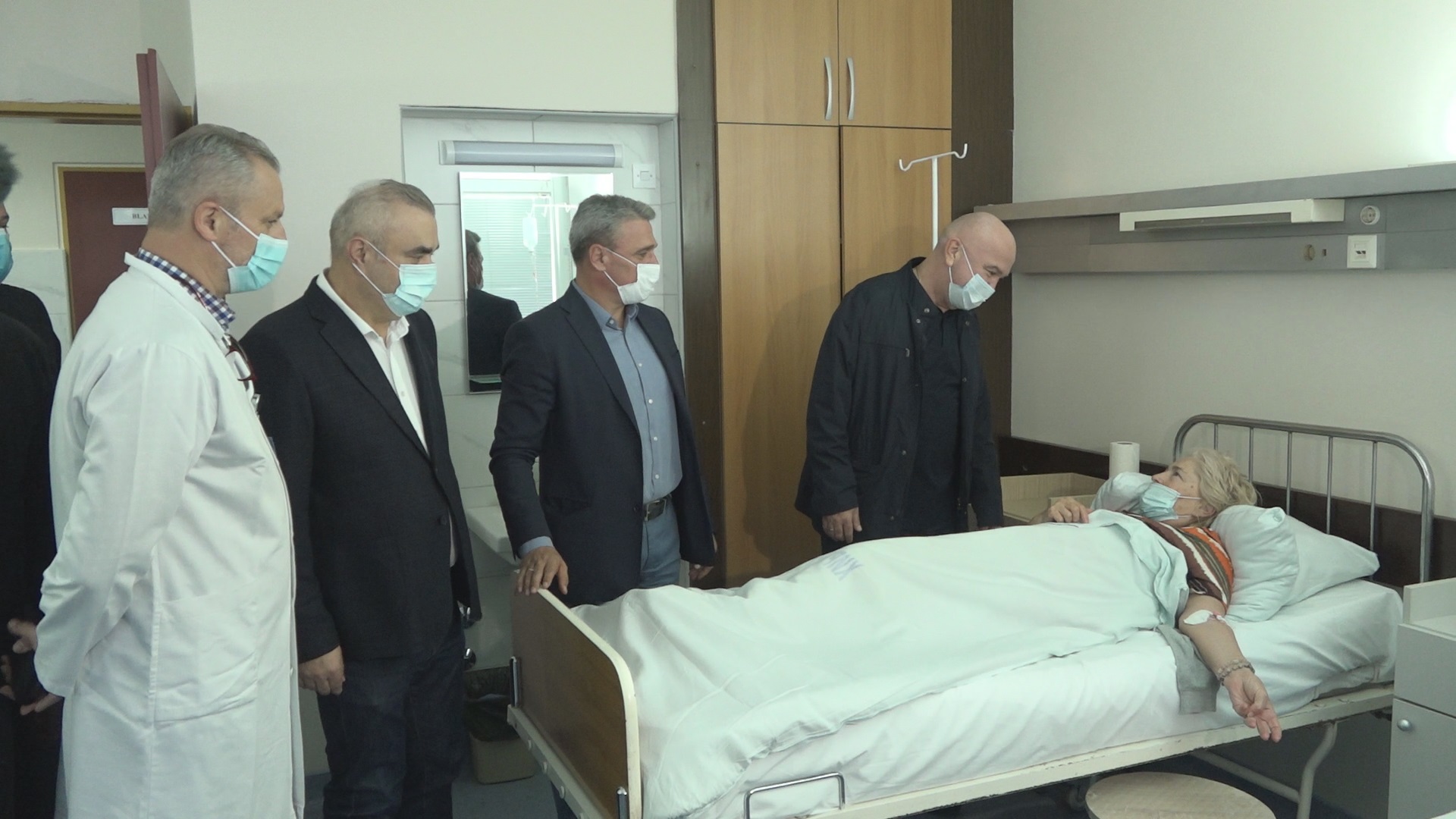 У Зворнику ће због трагедије у Овчар Бањи бити проглашен дан жалости, на место несреће стигао градоначелник из Републике Српске: Троје пацијената из чачанске болнице пребачено за Београд због прелома кичме (ФОТО)(ВИДЕО)