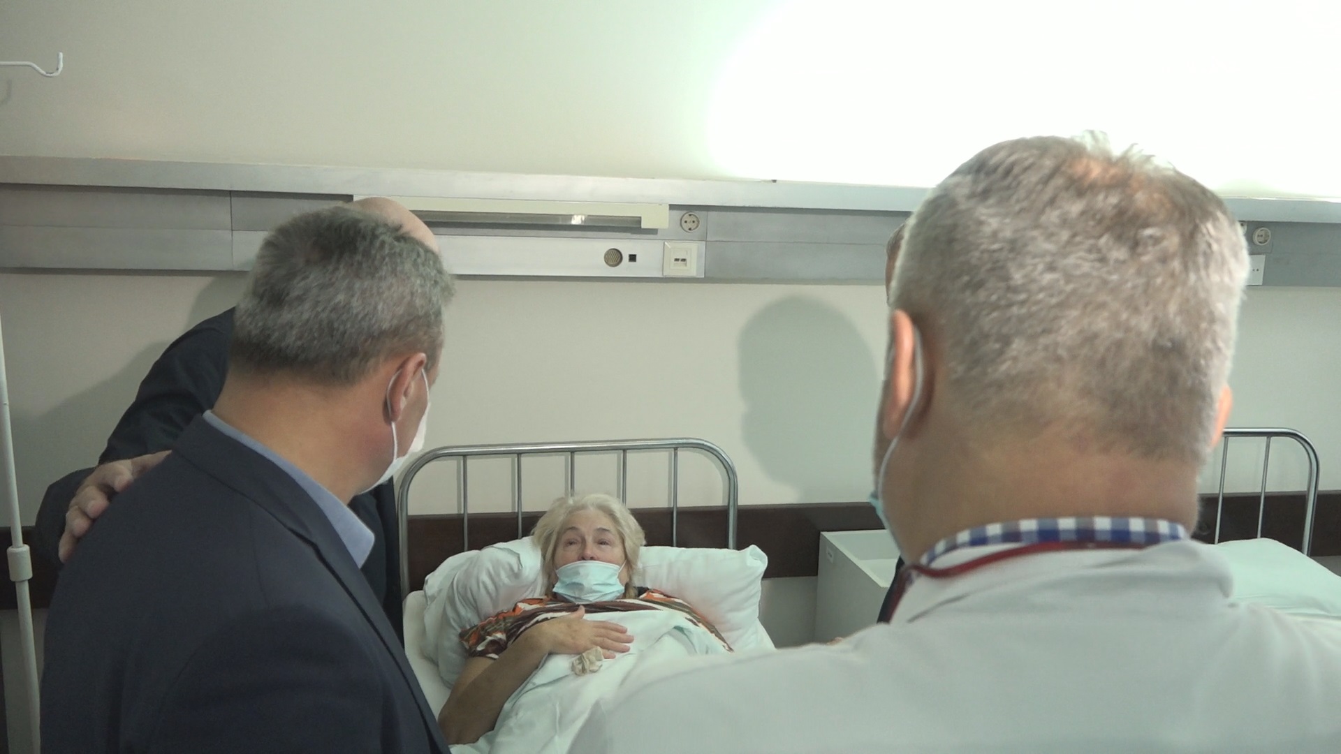 У Зворнику ће због трагедије у Овчар Бањи бити проглашен дан жалости, на место несреће стигао градоначелник из Републике Српске: Троје пацијената из чачанске болнице пребачено за Београд због прелома кичме/ Фото: РИНА