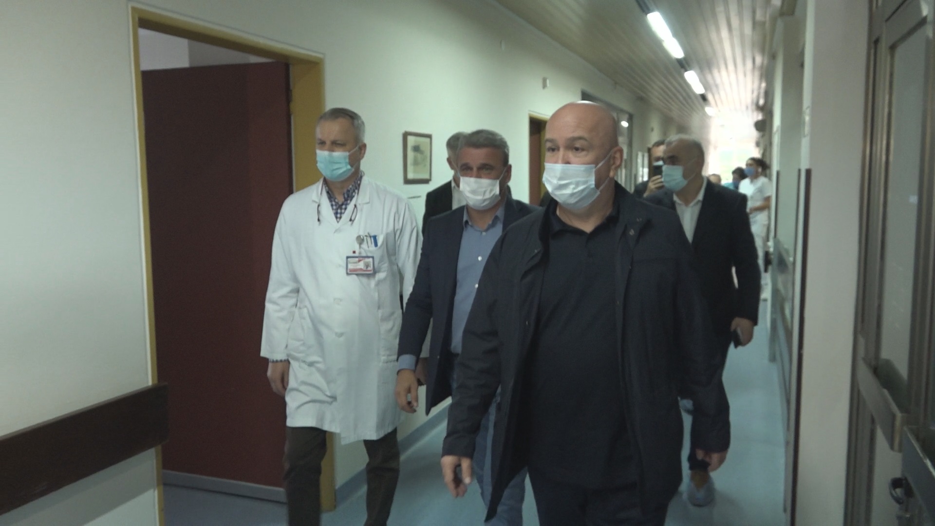 У Зворнику ће због трагедије у Овчар Бањи бити проглашен дан жалости, на место несреће стигао градоначелник из Републике Српске: Троје пацијената из чачанске болнице пребачено за Београд због прелома кичме/ Фото: РИНА