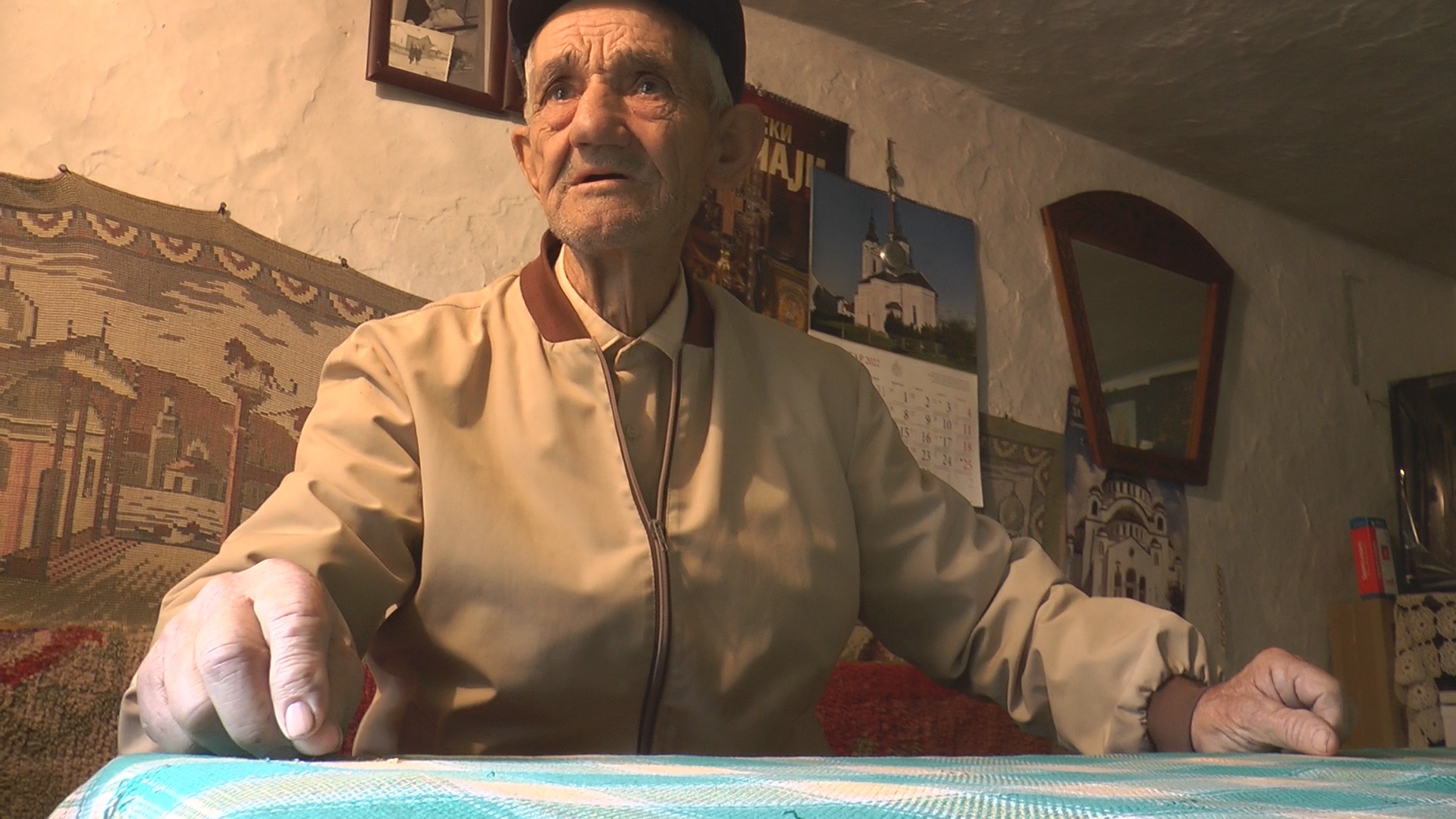 Појавиле су ми се у сну и рекле кад ћу се преселити на онај свет: Обрад из села Кремна тврди да зна датум своје смрти, на споменику поред жене Зорке већ је уклесао годину (ФОТО)