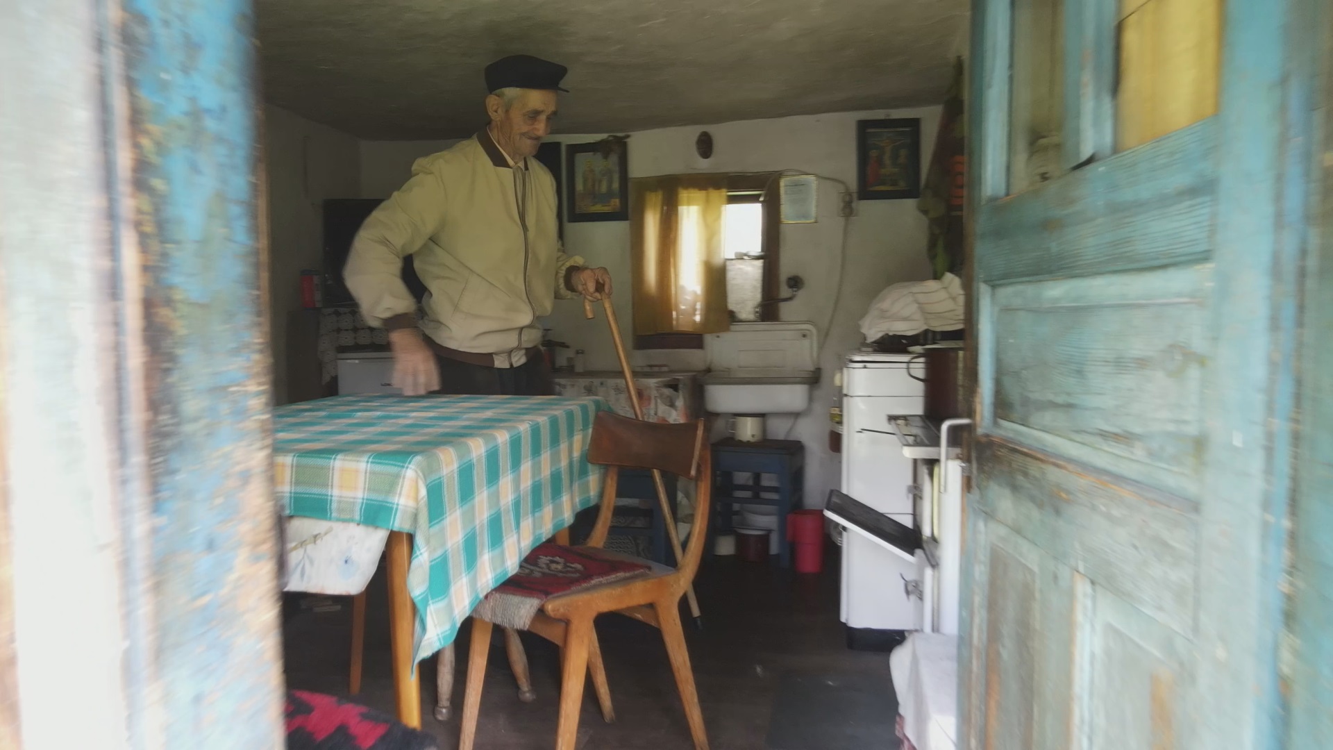 Јавиле су ми се жене у сну и рекле кад ћу се преселити на онај свет: Обрад из села Кремна тврди да зна датум своје смрти, на споменику поред жене Зорке већ је уклесао годину/ Фото: РИНА