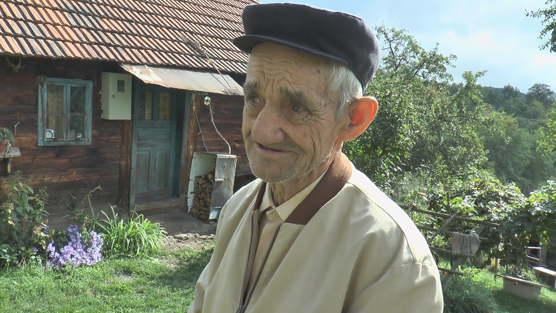 Јавиле су ми се жене у сну и рекле кад ћу се преселити на онај свет: Обрад из села Кремна тврди да зна датум своје смрти, на споменику поред жене Зорке већ је уклесао годину/ Фото: РИНА