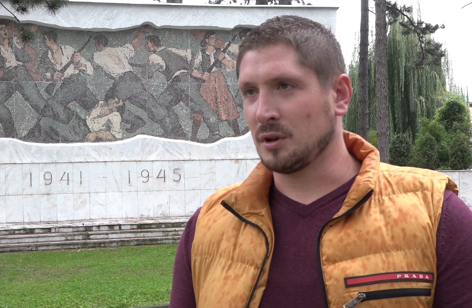 Хвала Богу па су ти сукоби и проливање крви остали у прошлости: Ово је једино место у Србији где се и дан данас партизани и четници гледају очи у очи, центар Ивањице красе споменици посвећени ђенералу Дражи са једне и Титовим војницима са друге стране/ фото: РИНА