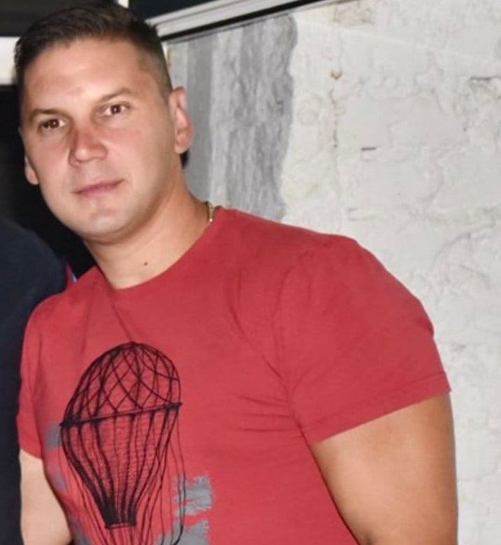 Храмајући, са повређеном ногом једини дошао дo аута да заштити нападнуту жену: Полицајац Раде поново доказао да је херој града Ужица, прошле године ризиковао свој живот како би спасио старицу