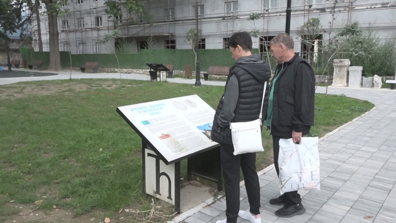 Клупе у облику отворених књига и тастатура са ћириличним писмо су јединствени на Балкану: Парк ћирилице се налази у самом центру Бајине Баште, чувар српског индетитета/ Фото: РИНА