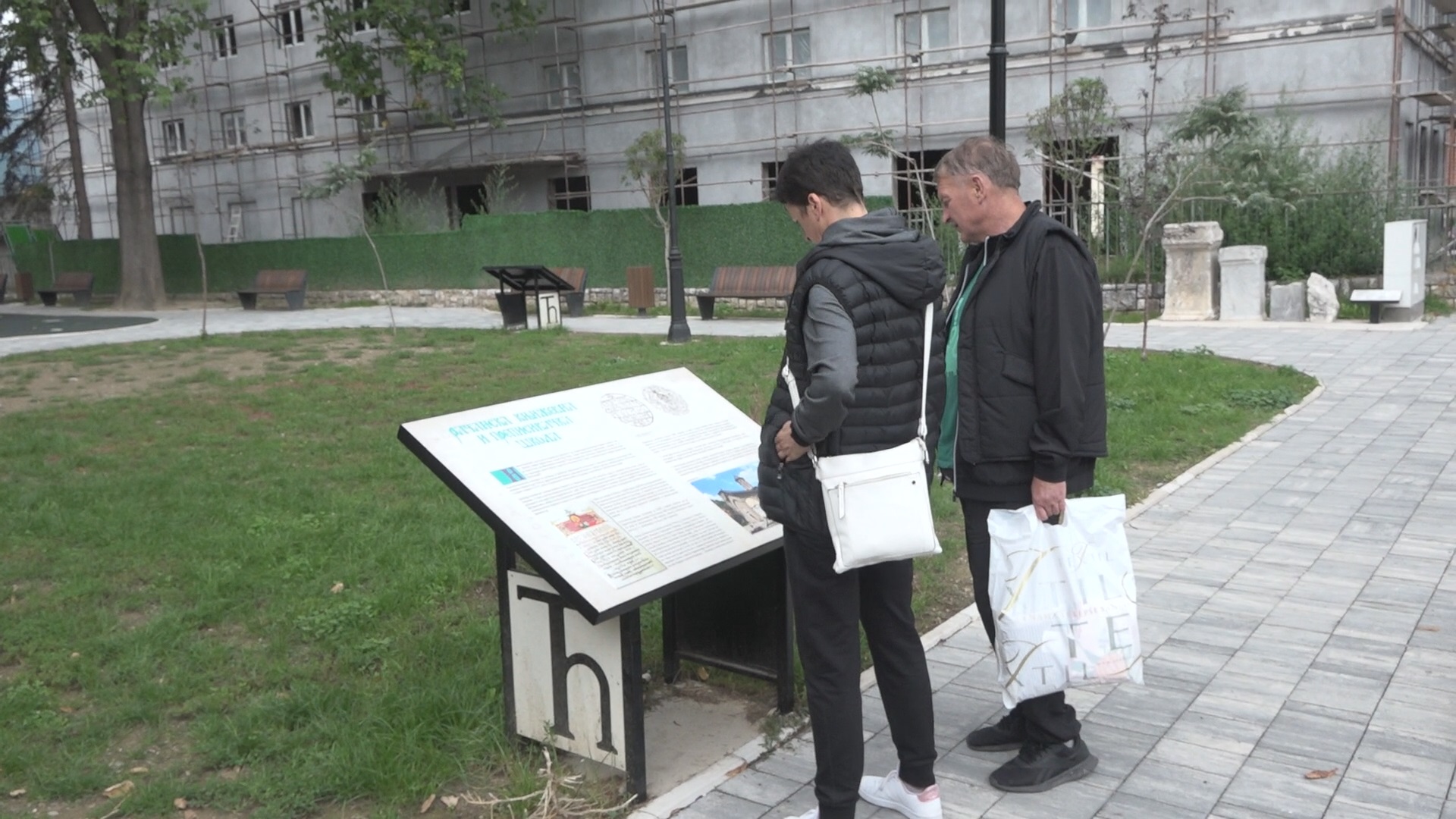 Клупе у облику отворених књига и тастатура са ћириличним писмо су јединствени на Балкану: Парк ћирилице се налази у самом центру Бајине Баште, чувар српског индетитета/ Фото: РИНА