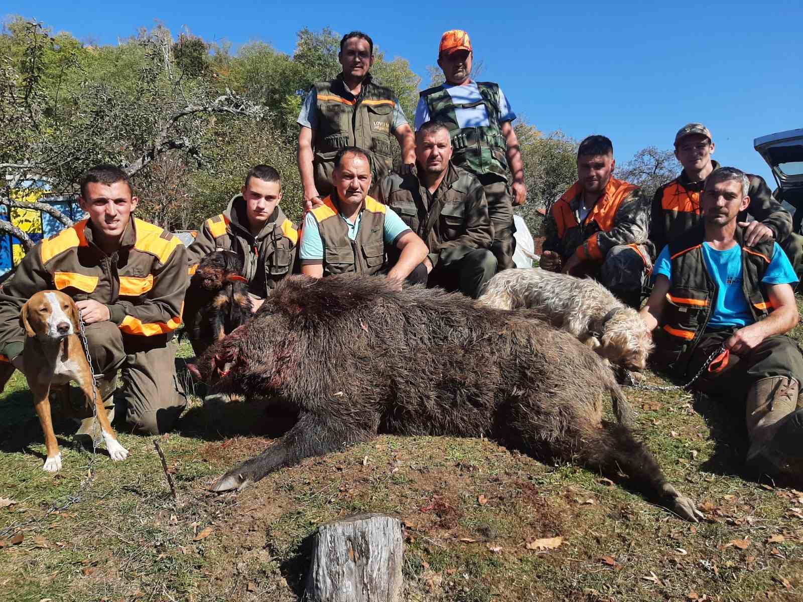 Са два метка одстрељена је грдосија од скоро 200 килограма у шумама планине Таре: Милосав уловио правог капиталца и понео невероватан трофеј, дивљи вепар дуго је харао и плашио мештане (ФОТО)