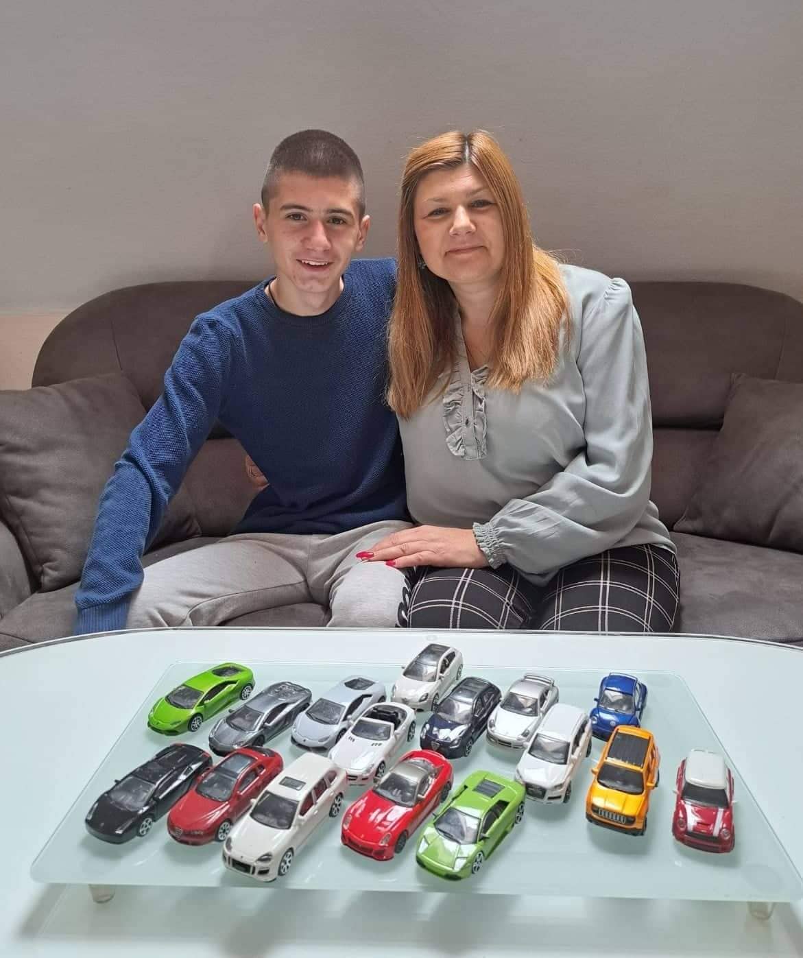 Немања из Чачка донирао своју колекцију аутића у хуманитарне сврхе, фото: РИНА / приватна архива