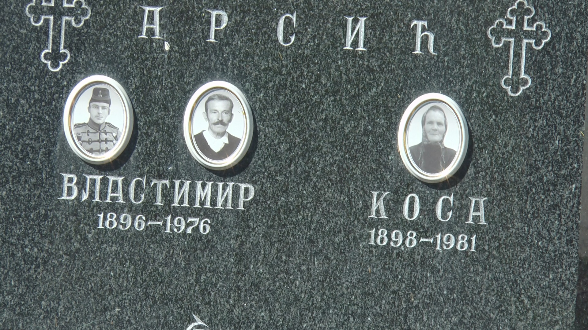 Чудо природе и друштва у селу Горња Добриња код Пожеге: Коса и Властимир имају ни мање ни више него два гробна места (ФОТО)
