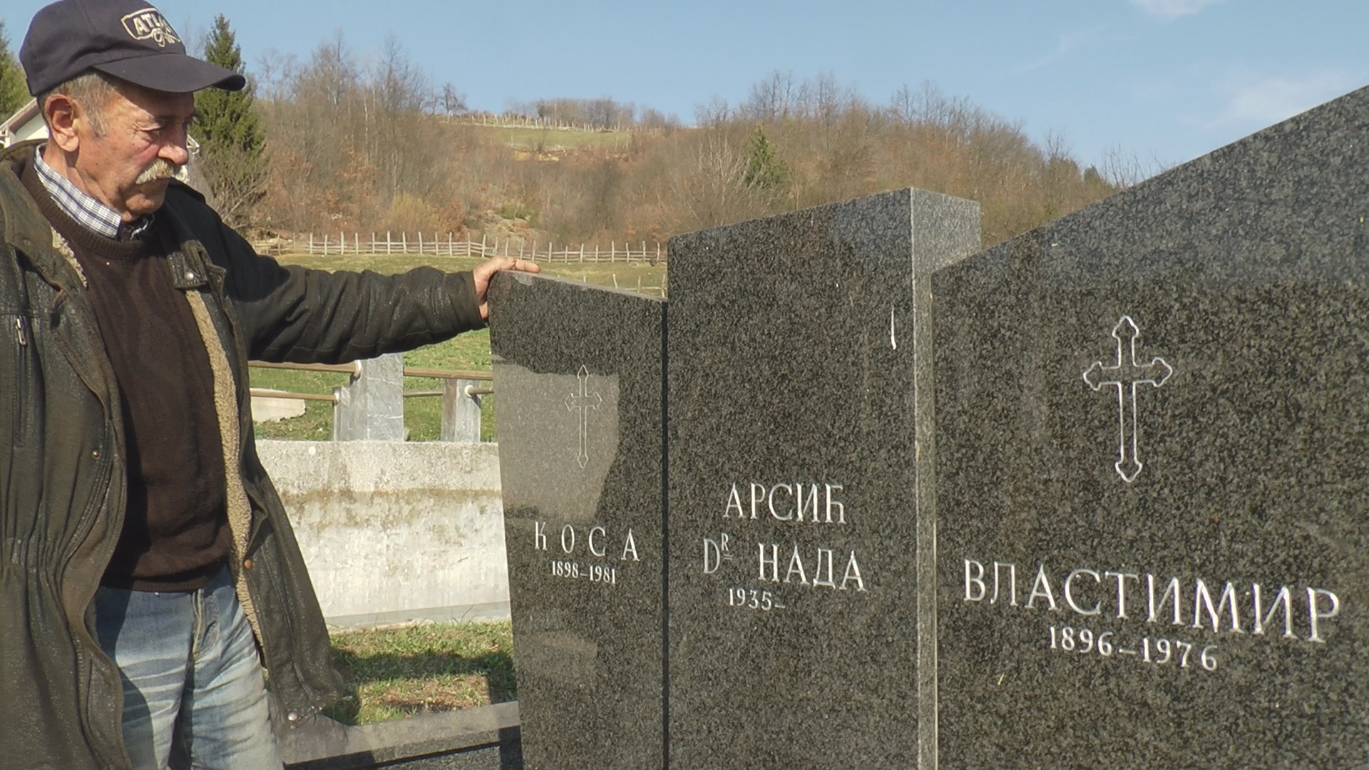 Чудо природе и друштва у селу Горња Добриња код Пожеге: Коса и Властимир имају ни мање ни више него два гробна места/ фото: РИНА
