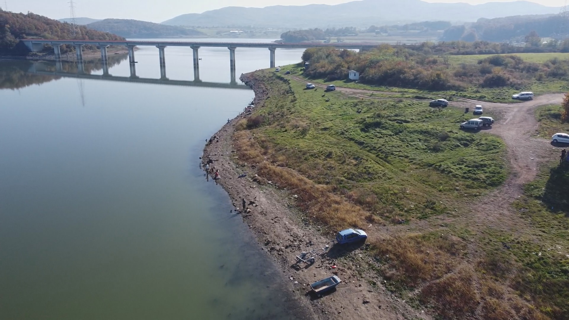 Насукани чамци и језиви призори Шумадијског мора пролазнике остављају у шоку: Будимир забележио кадрове од којих ће вас ухватити туга, ниво језера код Кнића у драстичном опадању (ВИДЕО)