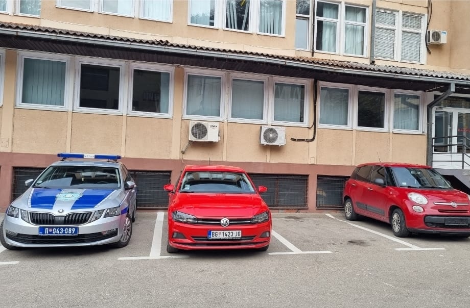 Позвао полицију због непрописно паркираног аутомобила, па настао хаос: Пријепољац физички насрнуо на саобраћајног полицајца, ухапшен и одређен му притвор до 48 сати