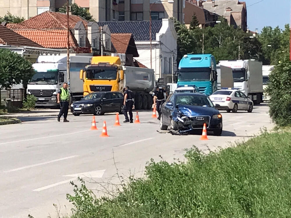Пијан сео за волан аудија и изазвао саобраћајну незгоду у Новом Пазару: Бахати возач прешао у супротну траку и директно се сударио са женом у опел корси