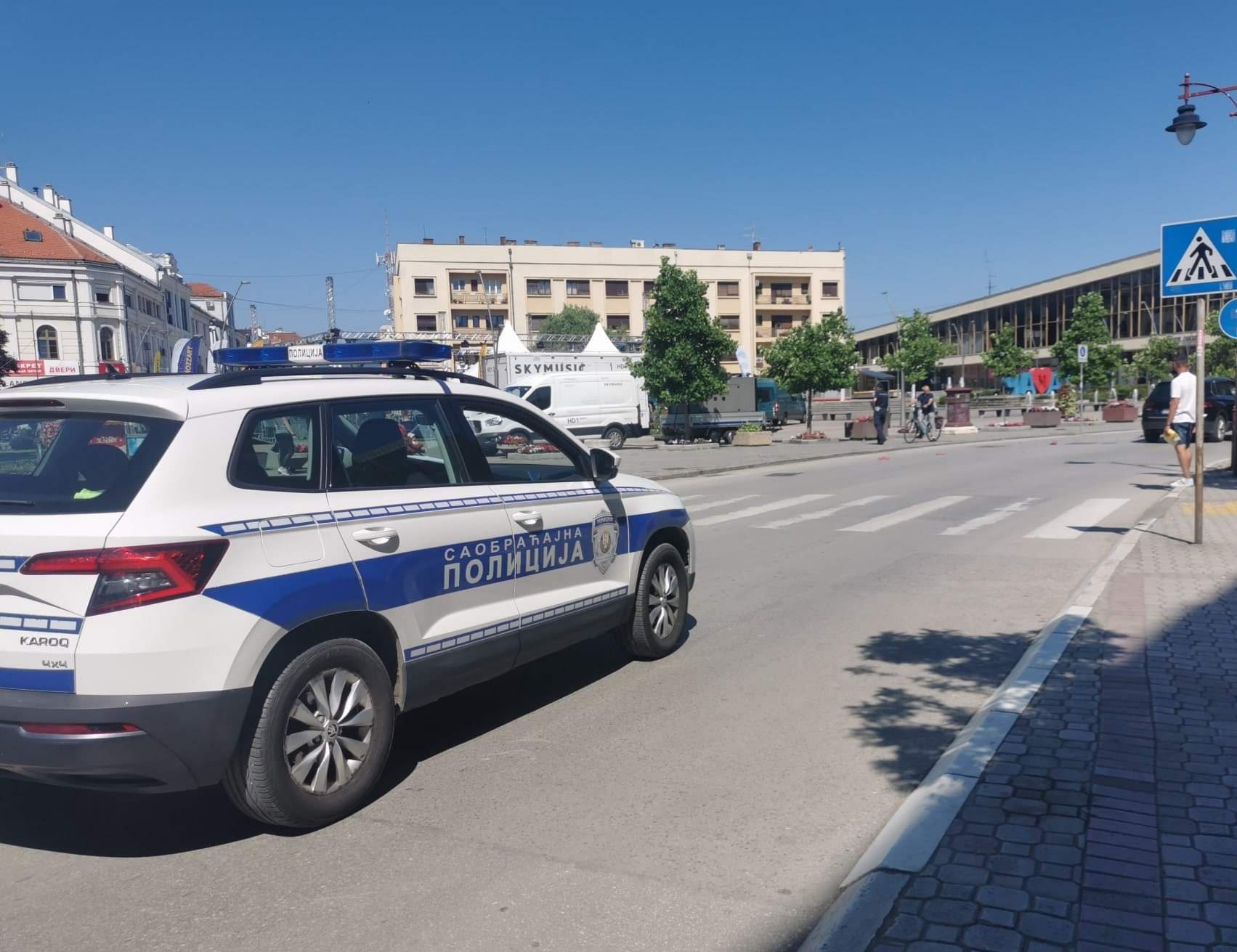 Бацају се под аутомобиле на пешачком прелазу, а касније траже новац од возача: Несвакидашњи инцидент и покушај преваре у центру Крагујевца