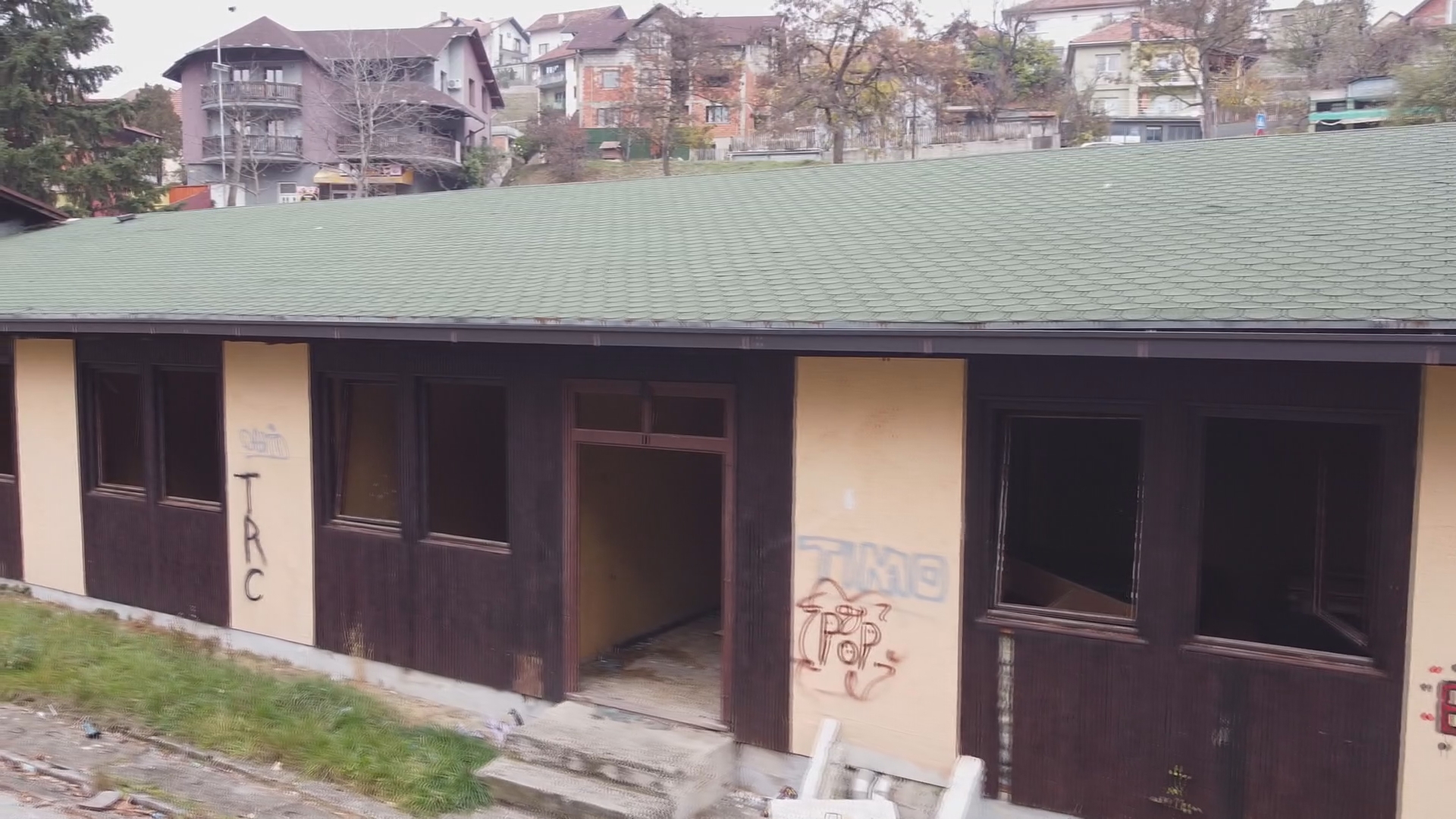 Урнисан је и запаљен, у њему се скупљају локални хулигани и сваку ноћ пију: Мештани ужичког насеља Турица у паници и страху, зграда старог Студентског дома постала је право ругло града и депонија/ фото: РИНА