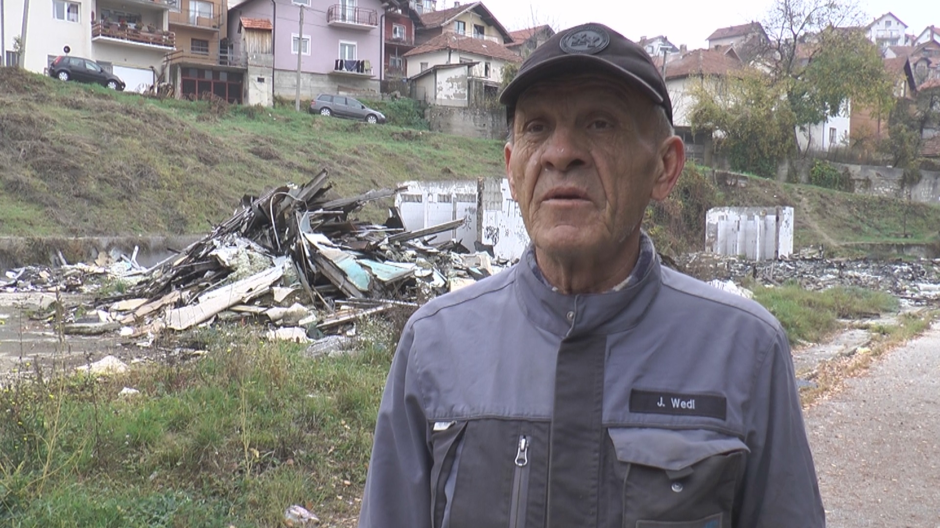 Урнисан је и запаљен, у њему се скупљају локални хулигани и сваку ноћ пију: Мештани ужичког насеља Турица у паници и страху, зграда старог Студентског дома постала је право ругло града и депонија/ фото: РИНА