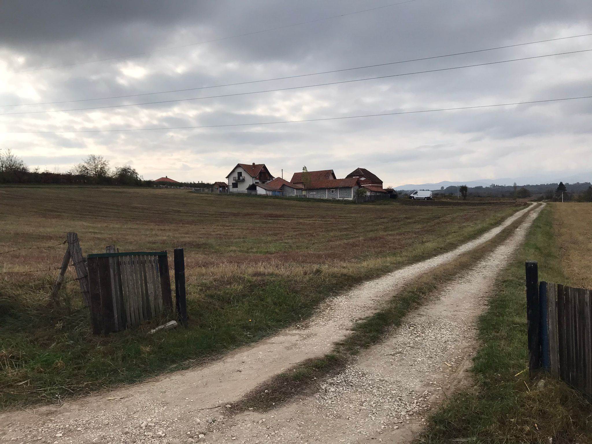 Прве слике са места свирепог злочина, ово је кућа у којој је брат убио брата: Мештани села Горња Трнава код Тополе не памте овакву трагедију, младићи се често свађали и ломили ствари (ФОТО)