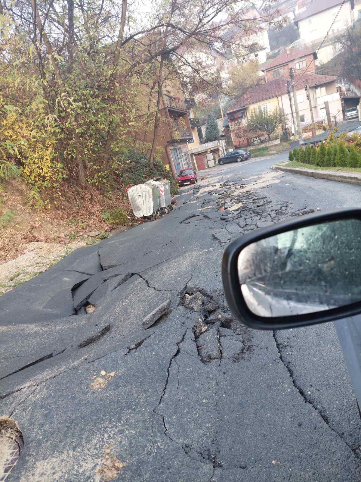 Хаварија у Ужицу, пукла водоводна цев и направила катастрофу: Потпуно уништен и одсечен пут у Београдској улици, без воде остало 1.500 људи (ФОТО)