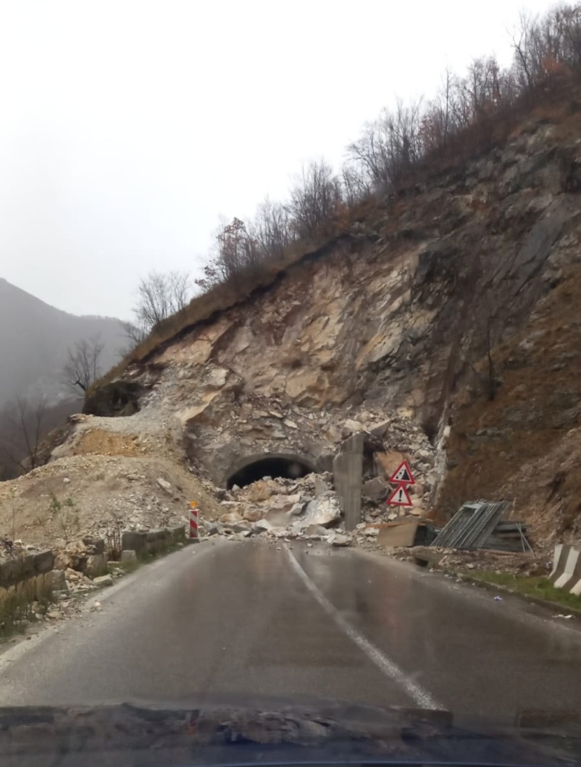 Одвалило се брдо код Пријепоља и пресекло пут: Две стотине кубика крупног камена обрушило се на магистралу која води ка Црној Гори, нормализација се очекује у поподневним сатима