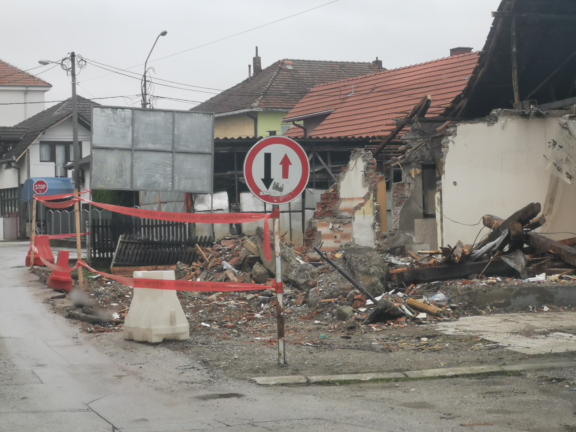 Приватна кућа деценијама стајала насред пута, заузета била цела једна саобраћајна трака: Након 35 година срушен спорни објекат у Чачку, возачима ће да сване (ФОТО)