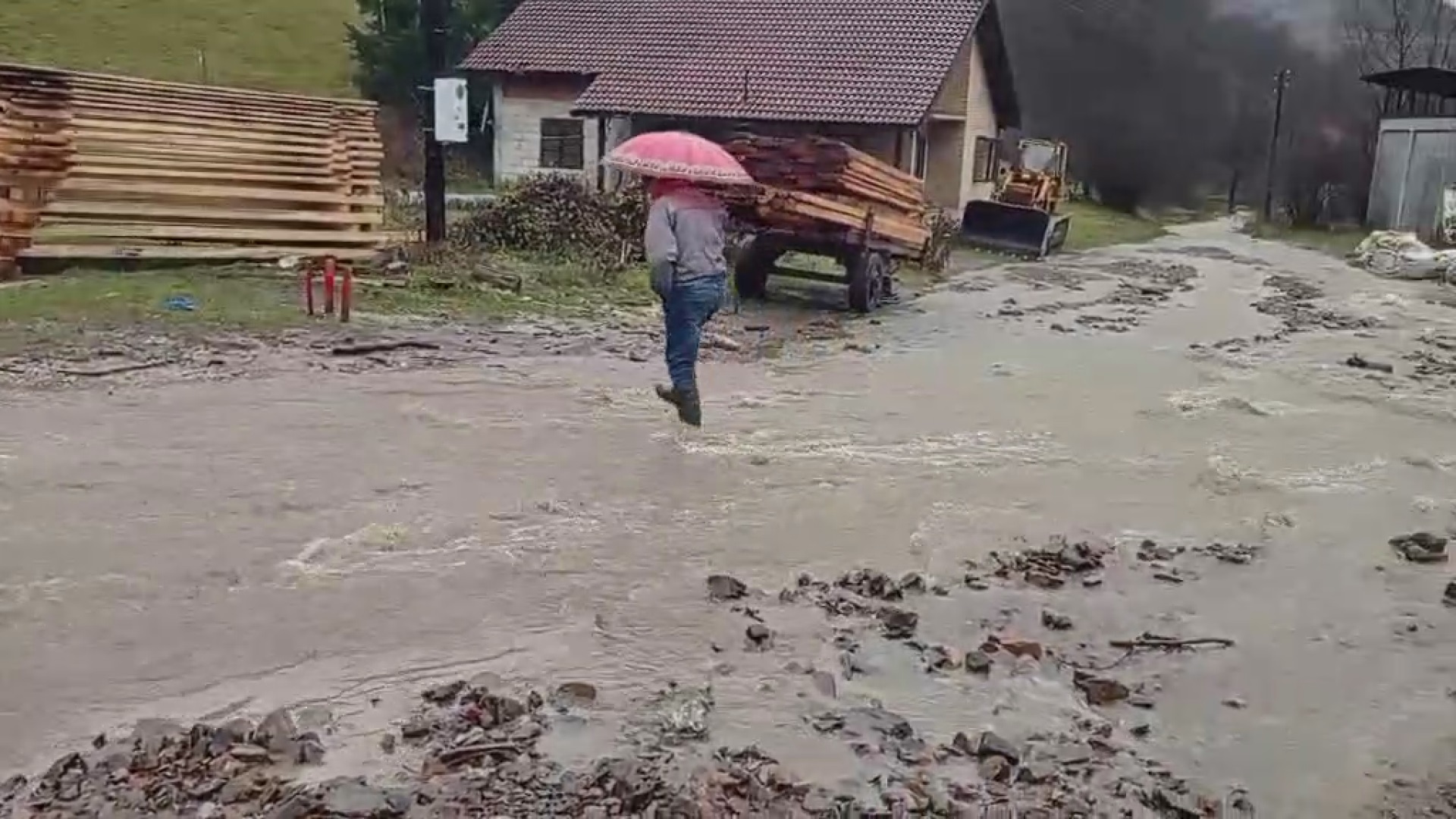 Одсечени смо од света, поново нас је задесила катастрофа: Потоп у ивањичком селу Брусник, излили се бујични потоци и поплављен главни прилазни пут, вода прети да уђе у куће (ФОТО)(ВИДЕО)