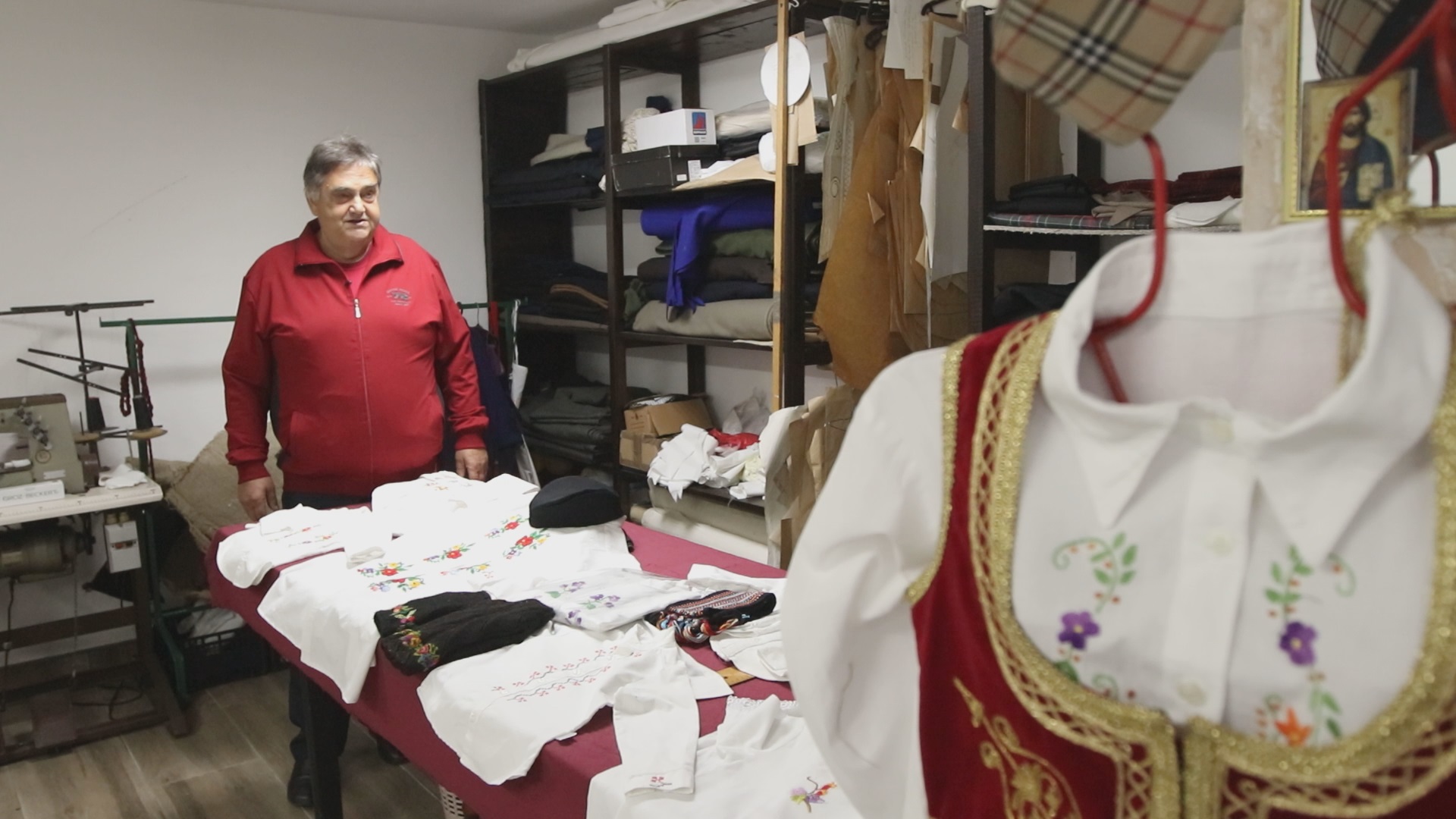 Савићи једни од ретких који не одустају од шивења народних ношњи, фото: РИНА