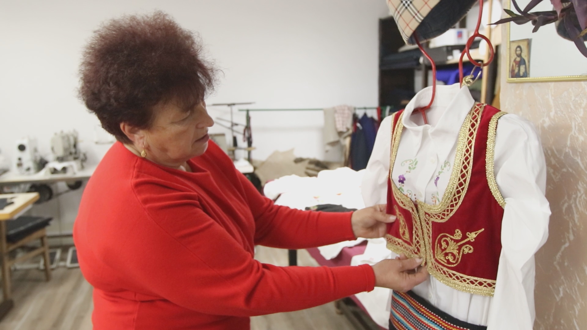 Савићи једни од ретких који не одустају од шивења народних ношњи, фото: РИНА
