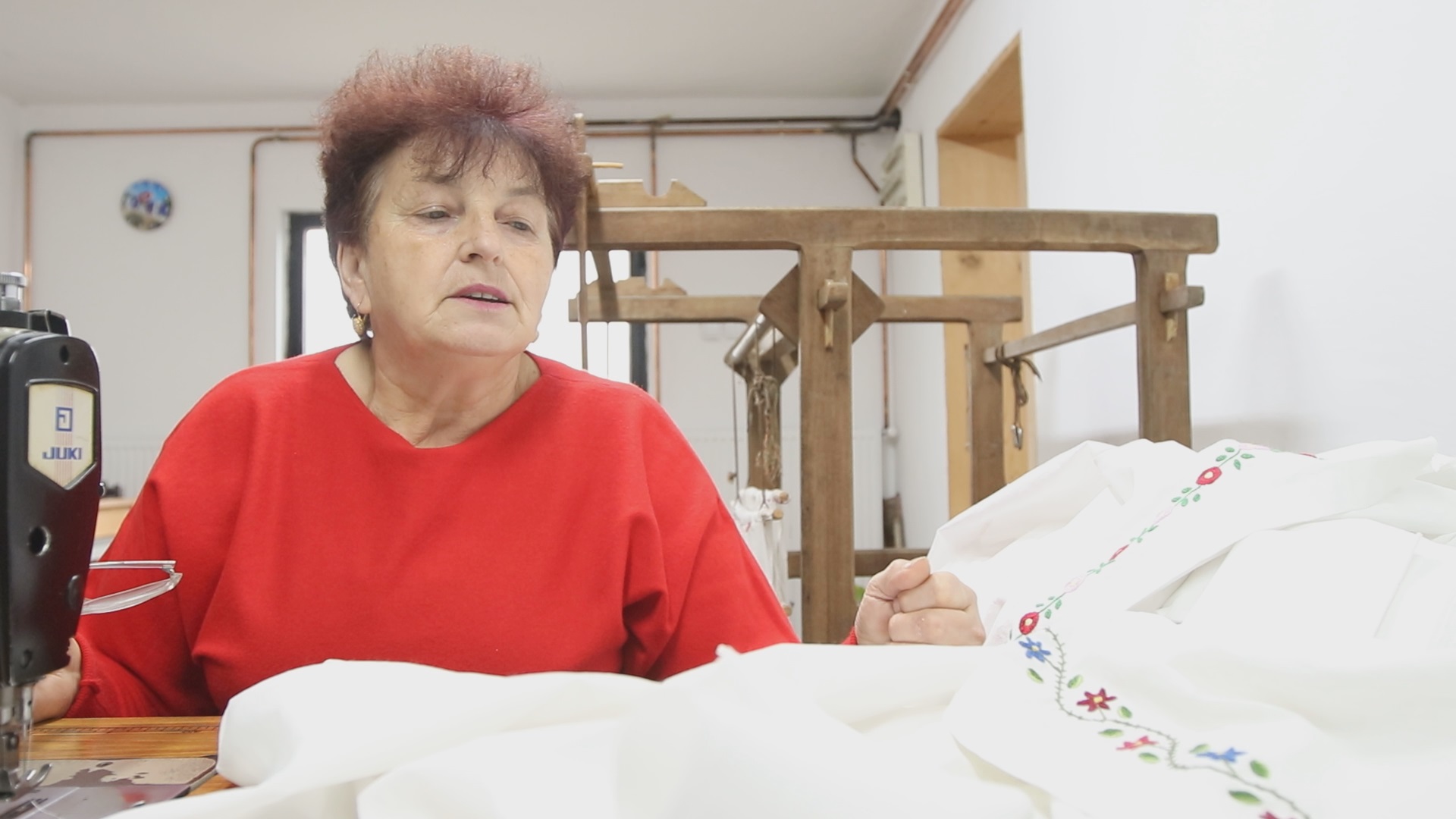 Савићи једни од ретких који не одустају од шивења народних ношњи, фото: РИНА