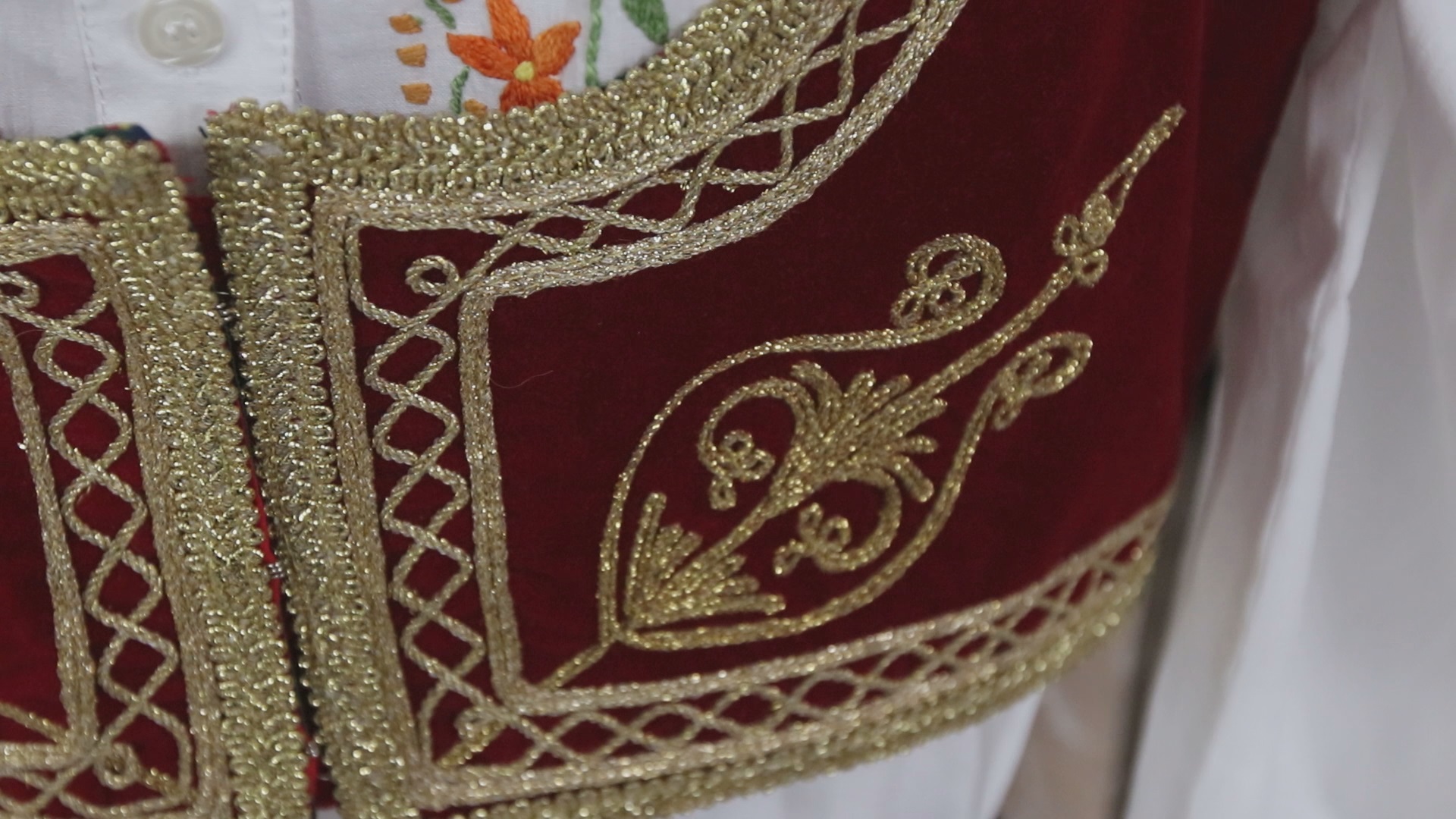 Савићи једни од ретких који не одустају од шивења народних ношњи, фото: РИНА