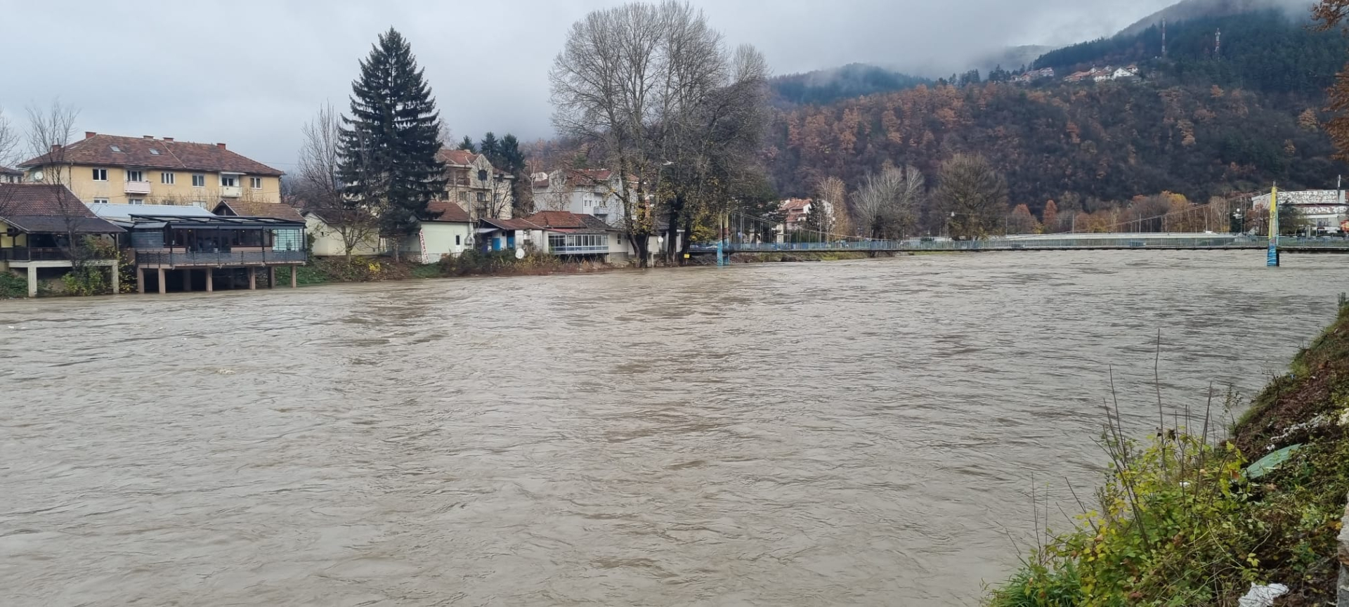 Река је подивљала, водостај Лима и даље расте из сата у сат: Под водом спортски терени, локални путеви и пијаца, прети да поплави и главни магистрални пут који води ка Црној Гори (ФОТО)(ВИДЕО)