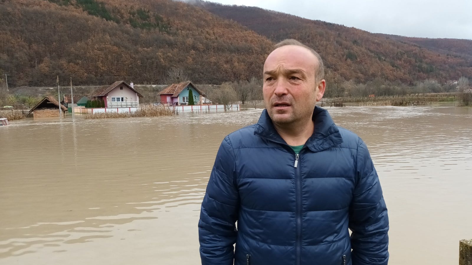 Ока нисмо склопили, гледали смо како река све више надолази: Сеад из Пријепоља једва спасио петочлану породицу и пса од набујалог Лима, поплављене две породичне куће и помоћни објекти у насељу Залуг (ФОТО)