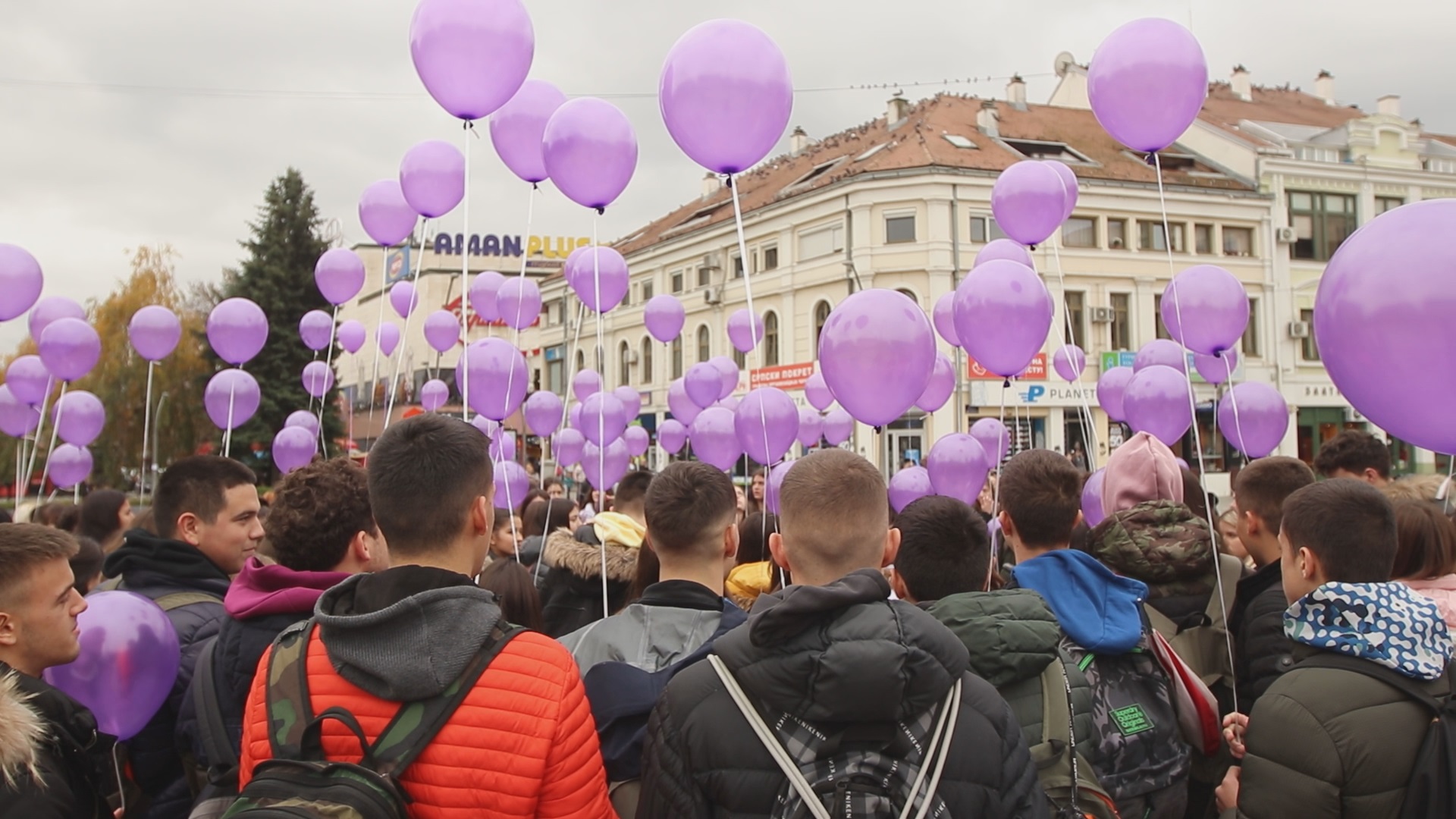 Још увек је очекујемо да се насмејана појави у учионици, сви се само питамо зашто: Чачак тугује за Саром, са Градског трга у небо полетело на десетине љубичастих балона у знак сећања на трагично натрадалу девојку/ фото: РИНА