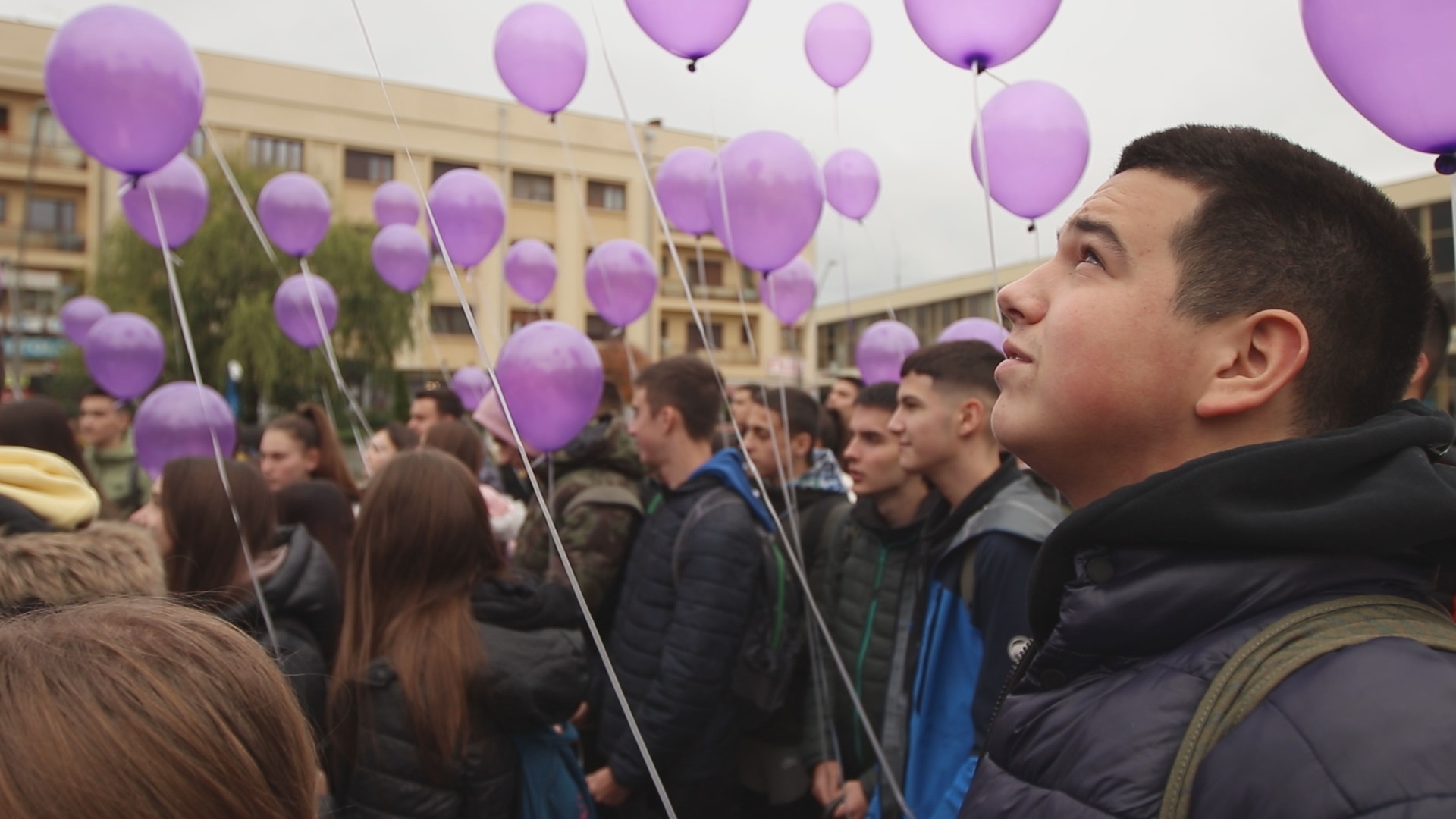 Још увек је очекујемо да се насмејана појави у учионици, сви се само питамо зашто: Чачак тугује за Саром, са Градског трга у небо полетело на десетине љубичастих балона у знак сећања на трагично натрадалу девојку/ фото: РИНА