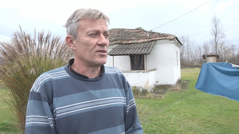 Нисам могао ни да сањам да ћу у кући имати воду, годинама је доносим на леђима: Дејан сам брине о тешко болесној мајци у нехуманим условима, помогли им добри људи а на пролеће ће имати и нову кућу (ФОТО)