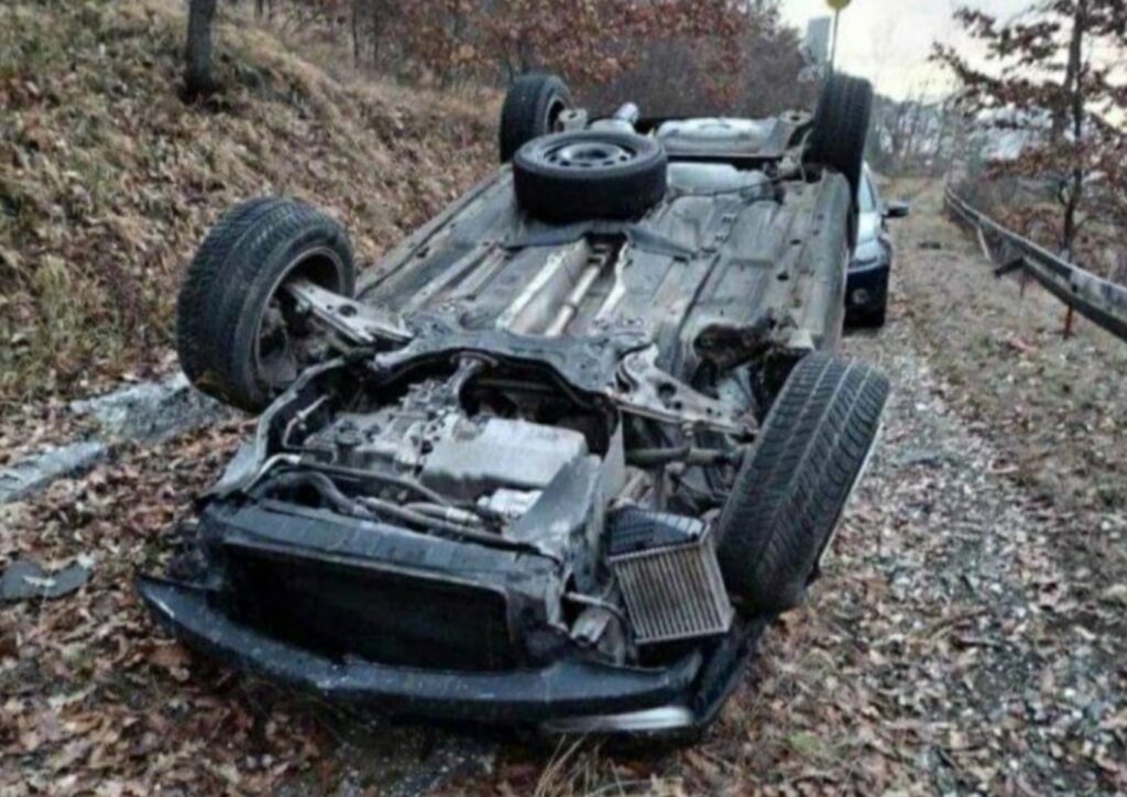Преврнули се неколико пута и завршили на крову, ауто потпуно смрскан: Један младић тешко повређен и хитно пребачен за Крагујевац, троје лица задобило лакше повреде (ФОТО)